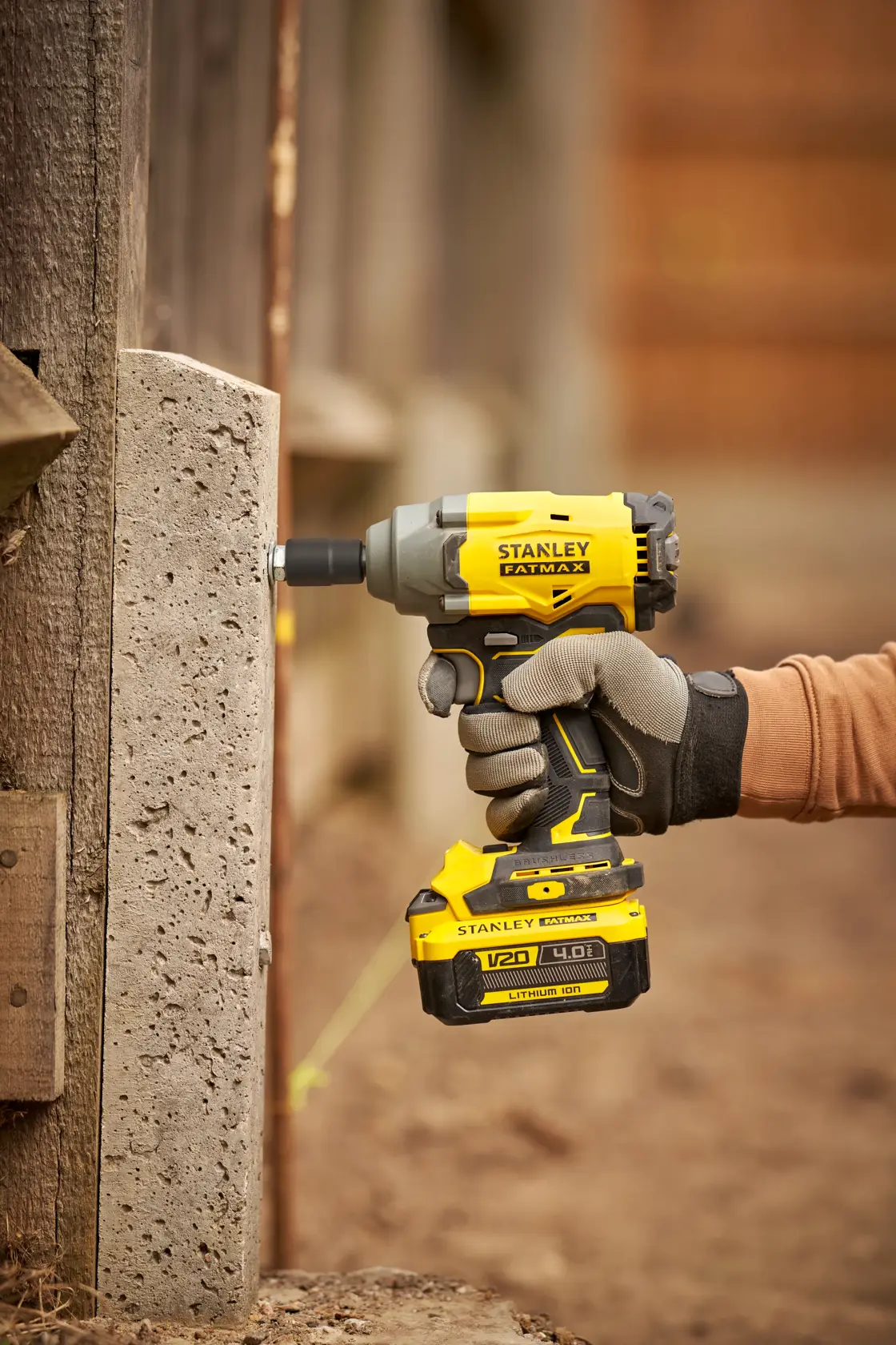 STANLEY SFMCF920B avvitatore a impulsi in uso, giallo e nero, primo piano all’aperto, categoria fotografia.
