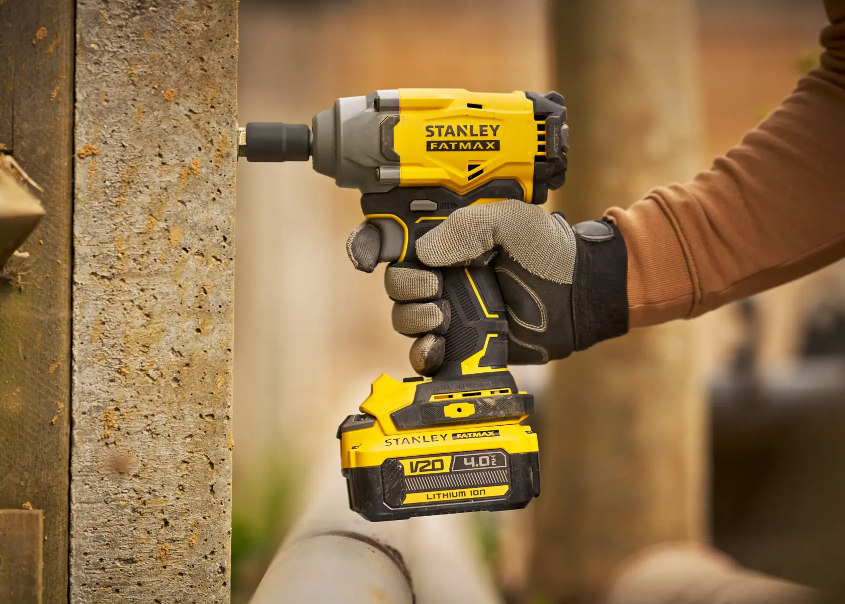 Stanley SFMCF920B avvitatore a impulso cordless in uso, design giallo e nero, tenuto da un operatore.