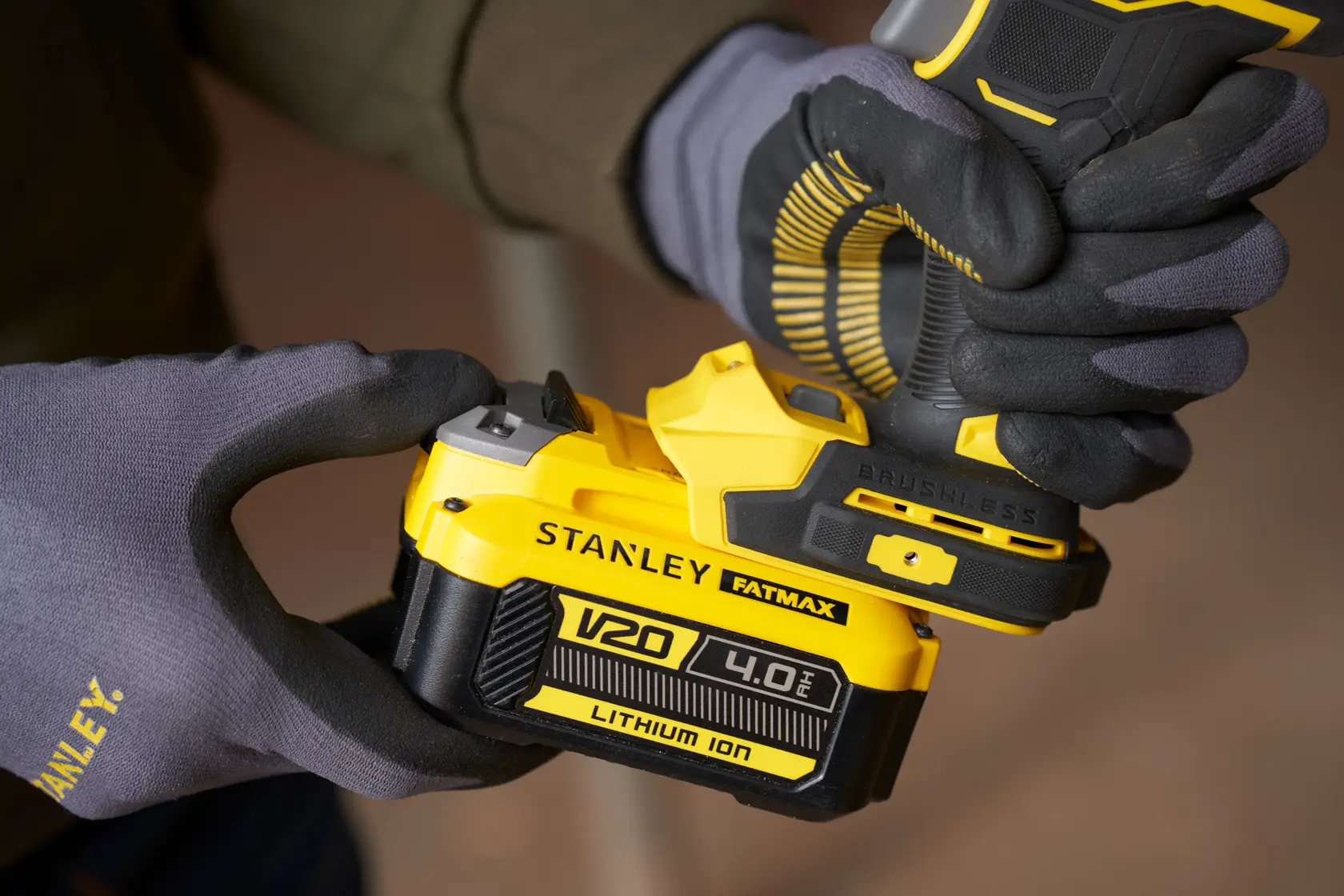 Foto della batteria al litio STANLEY SFMCF940B V20 4,0Ah inserita in un utensile senza filo, vista ravvicinata.