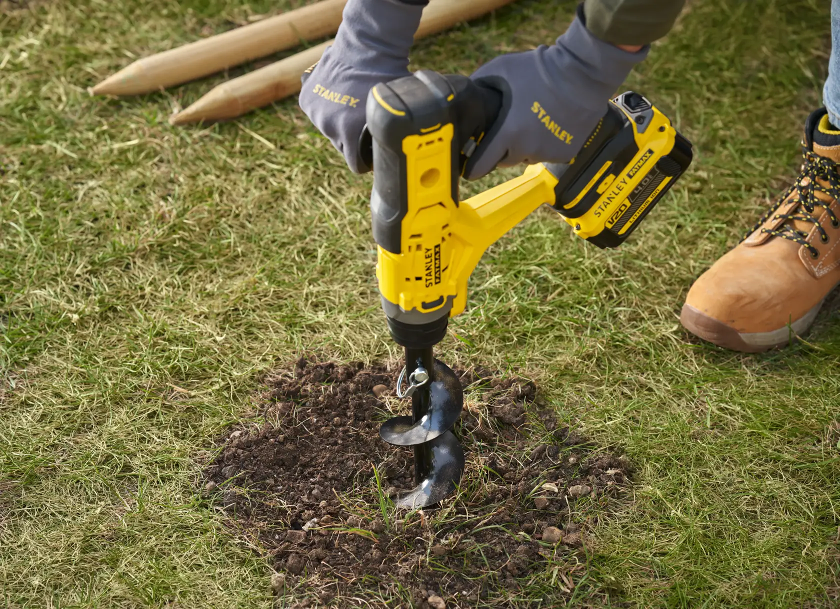 STANLEY SFMCGA75M1 trivella da giardino senza fili che perfora il terreno, scena all’aperto ravvicinata.