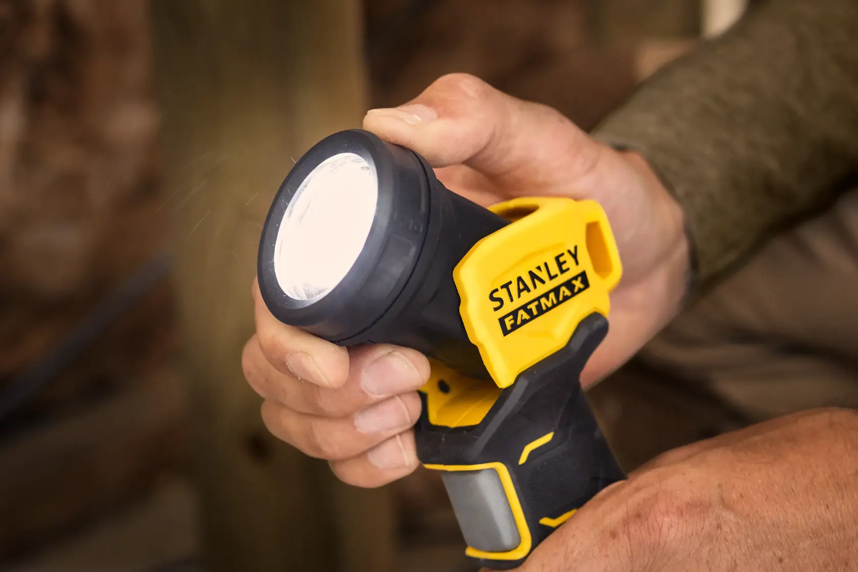 Stanley SFMCL020B fotografia di faro LED portatile Fatmax giallo e nero senza fili.