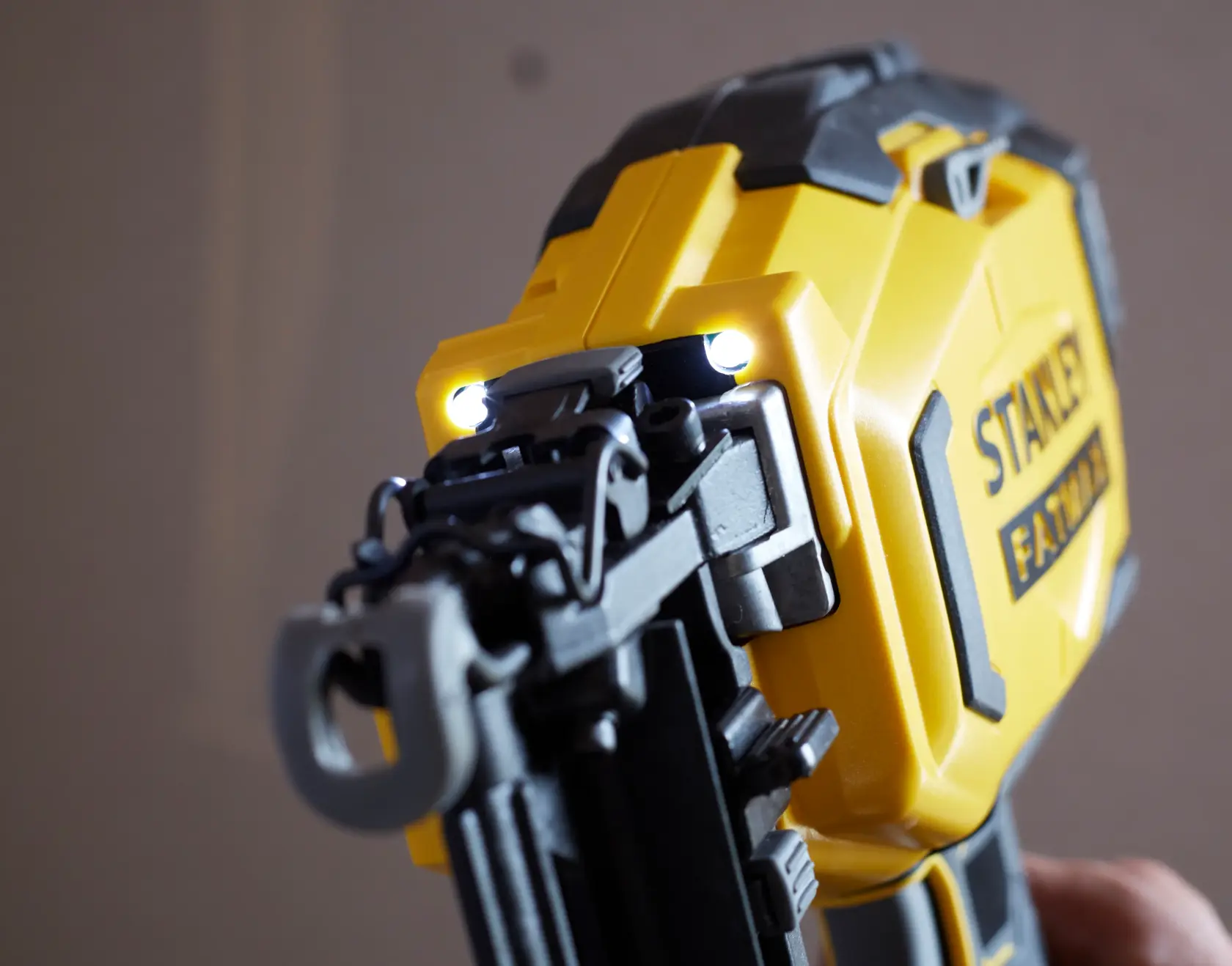 STANLEY SFMCN616B chiodatrice cordless primo piano con luci LED e corpo giallo.