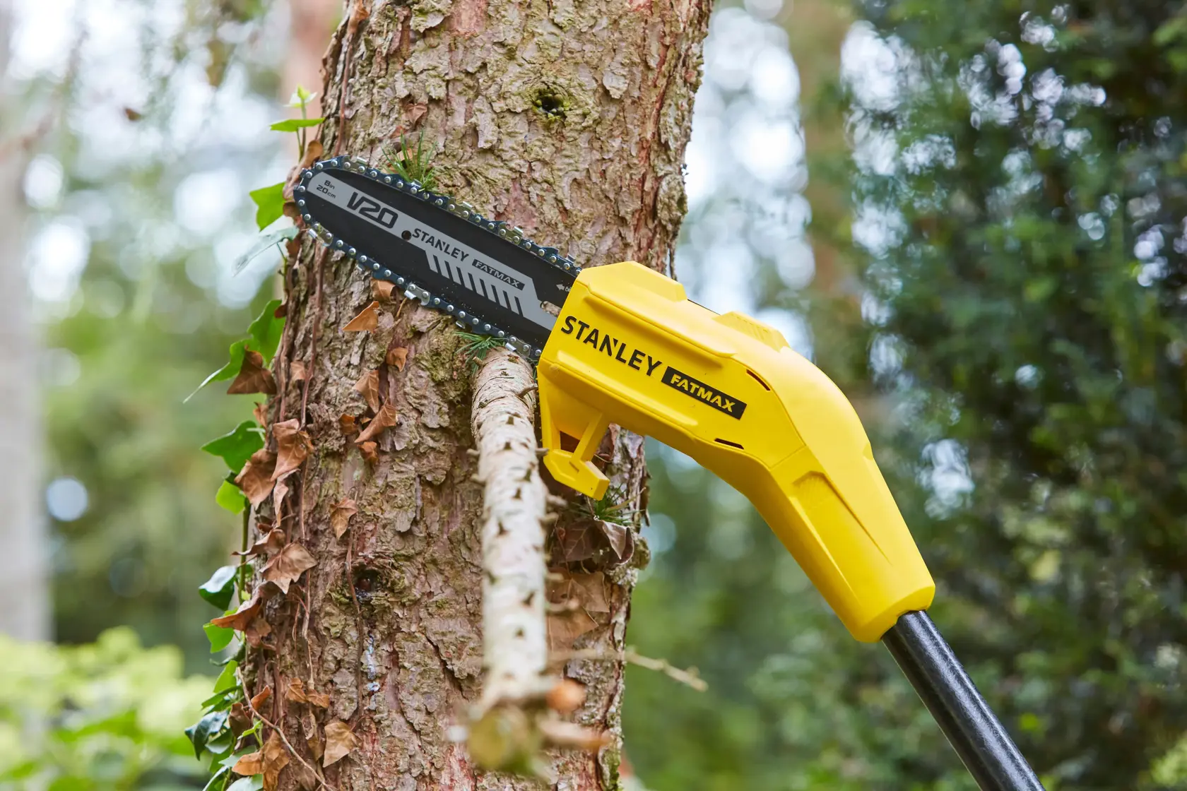 STANLEY SFMCPS620B sega a asta taglia ramo d’albero all’aperto, corpo giallo e lama V20 visibili.