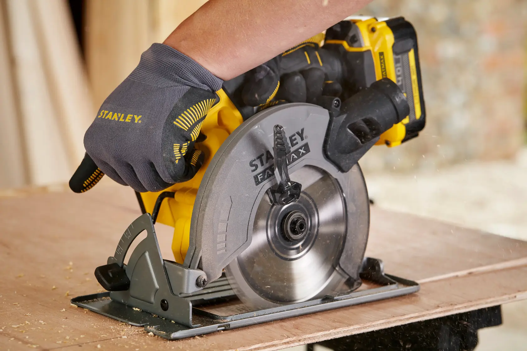 STANLEY SFMCS500B sega circolare in uso, design giallo e grigio, taglio del legno.