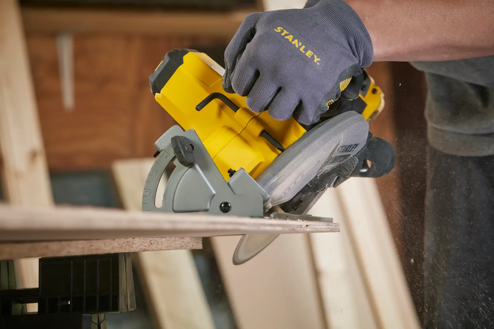 Sega circolare Stanley SFMCS500B in uso, taglio del legno, vista laterale ravvicinata, utensile giallo e grigio.