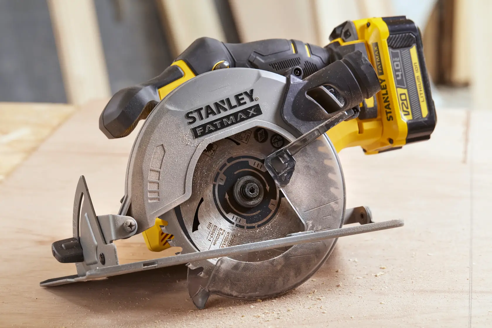 STANLEY SFMCS500B sega circolare senza fili, vista laterale, gialla e nera, in uso su legno