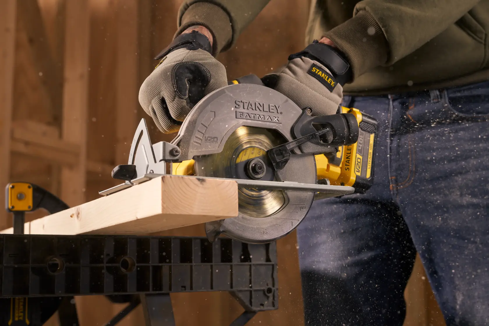 Stanley SFMCS500M1S sega circolare taglia legno, primo piano, segatura in officina.