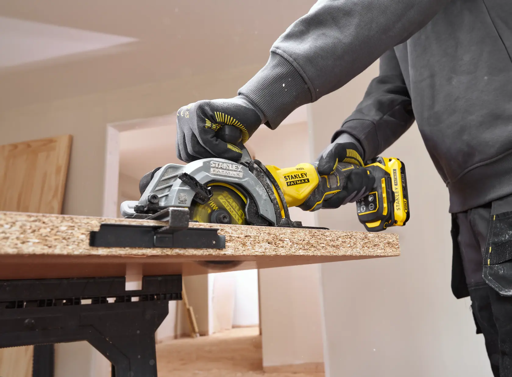 Stanley SFMCS515B sega circolare senza fili, angolo laterale, taglia pannello di legno al chiuso.