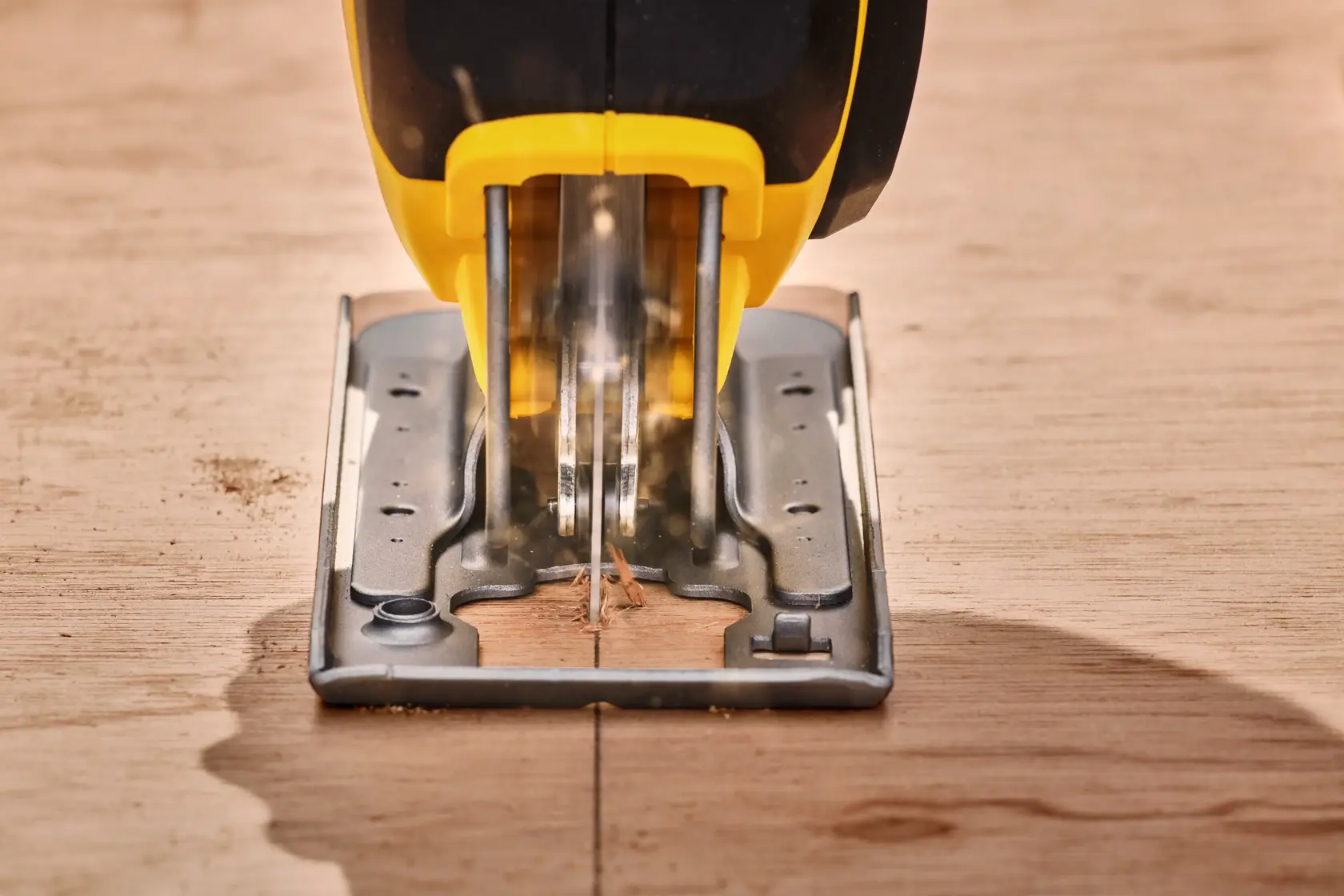 STANLEY SFMCS600B seghetto alternativo taglia legno, angolo frontale, corpo giallo e nero, foto ravvicinata.