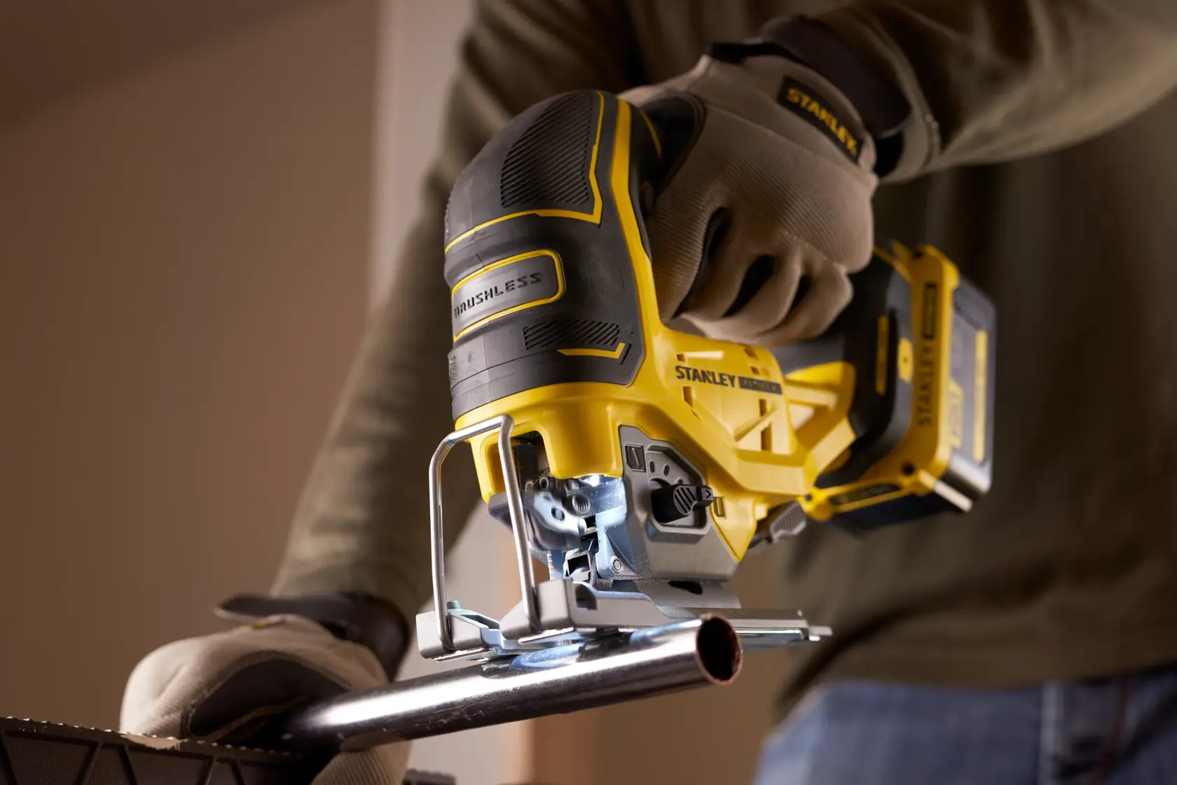 STANLEY SFMCS650B seghetto alternativo brushless FATMAX V20 18V taglia tubo metallico, fotografia ravvicinata.