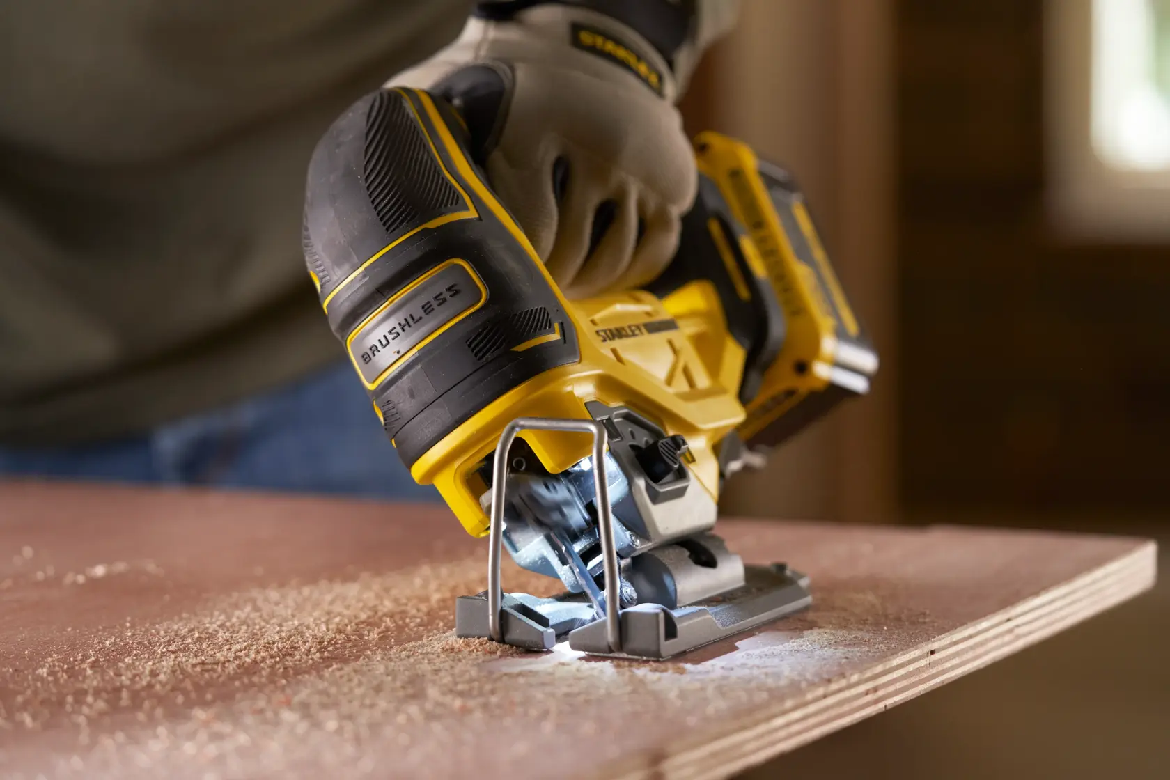 Foto del seghetto alternativo STANLEY SFMCS650B 18V FATMAX V20 brushless che taglia legno, primo piano, utensile in uso.