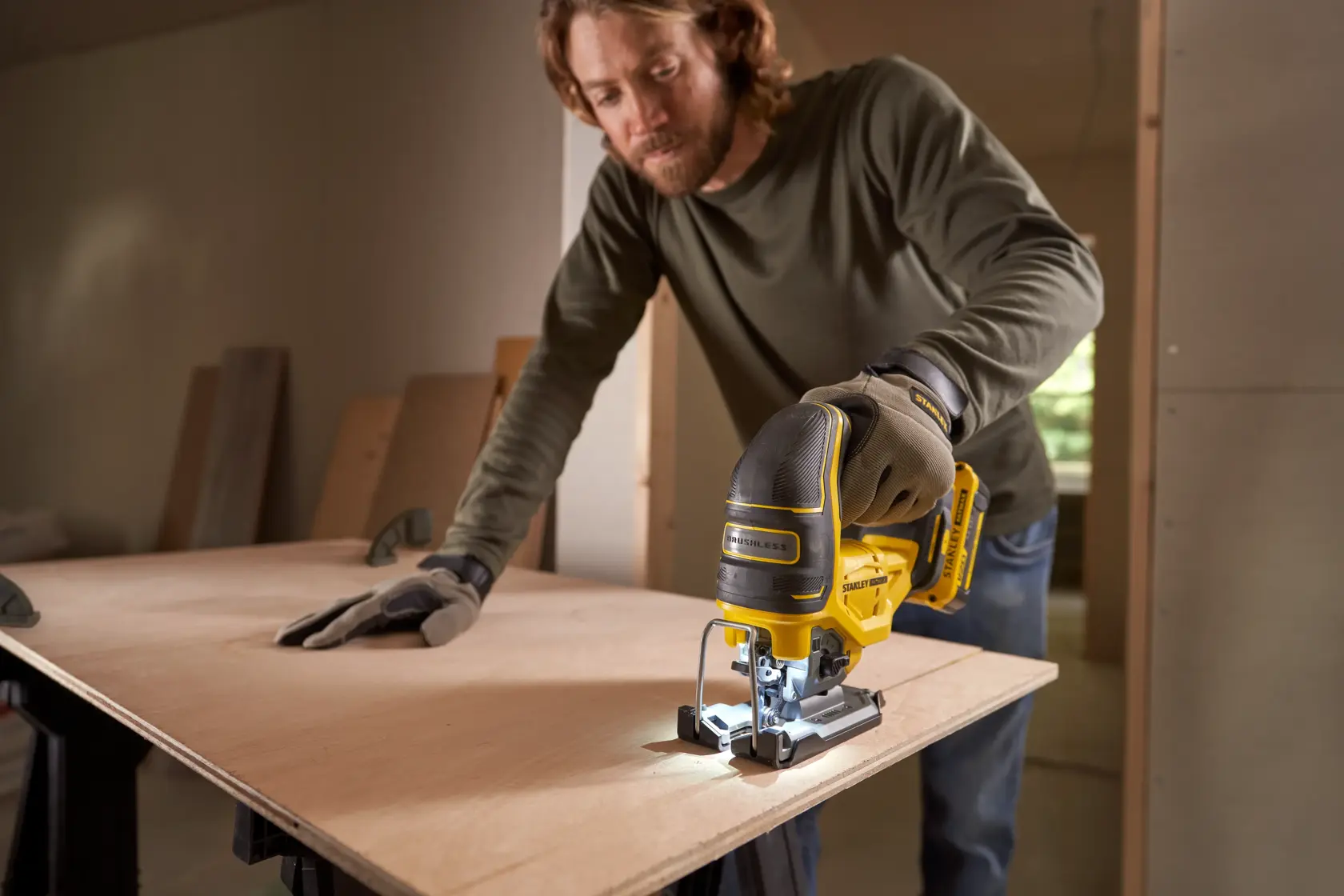 STANLEY SFMCS650B 18V STANLEY FATMAX V20 Seghetto alternativo Brushless in uso, primo piano su legno in laboratorio.