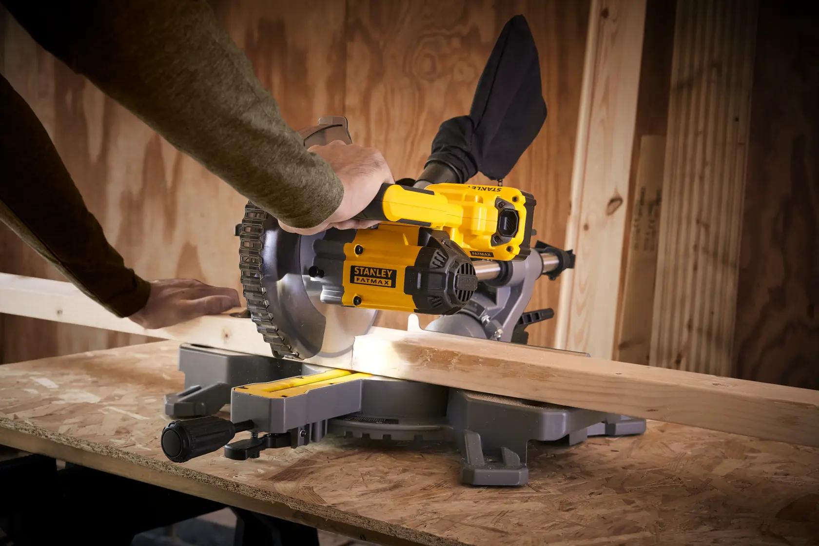 STANLEY SFMCS701M1 troncatrice in uso tagliando legno, ambiente officina, angolo laterale.
