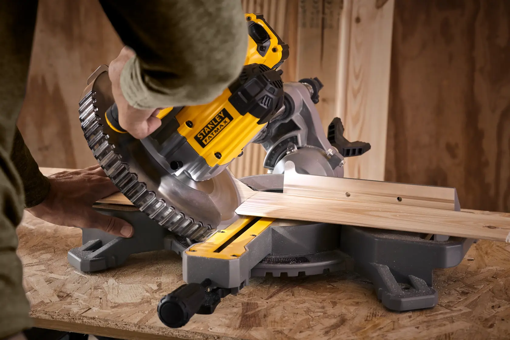 STANLEY SFMCS701M1 troncatrice taglia legno, vista ravvicinata angolata, utensile giallo e nero sul banco da lavoro.