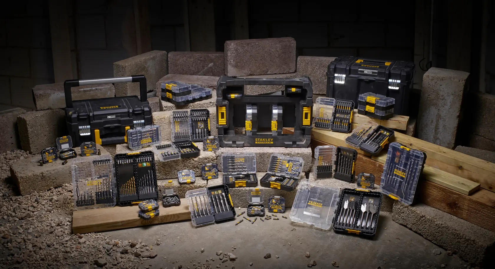 STANLEY STA88558 set di utensili con punte, custodie e cassette posizionate su cantiere edile.