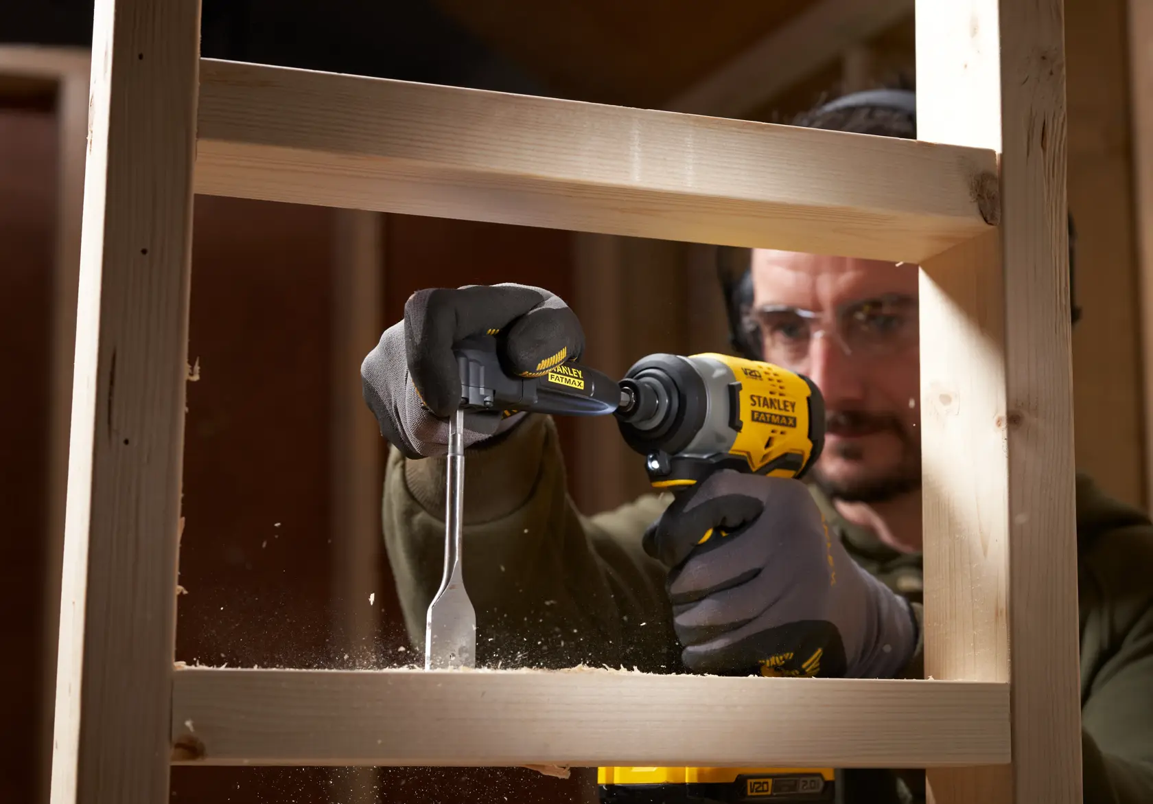 Foto dell’adattatore angolare STANLEY STA88582-XJ utilizzato per forare una struttura in legno.