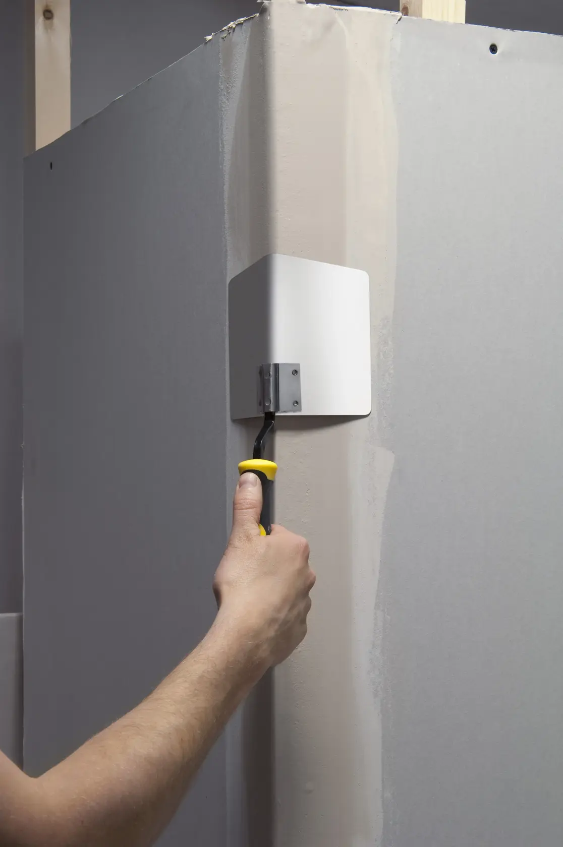 Frattazzo angolare STANLEY STHT0-05622 in uso per lisciare lo stucco sulle pareti.