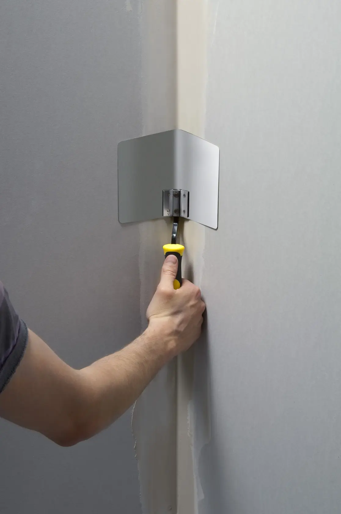 STANLEY STHT0-05777 attrezzo per rifinitura angoli con manico giallo per lisciare lo stucco in un angolo.