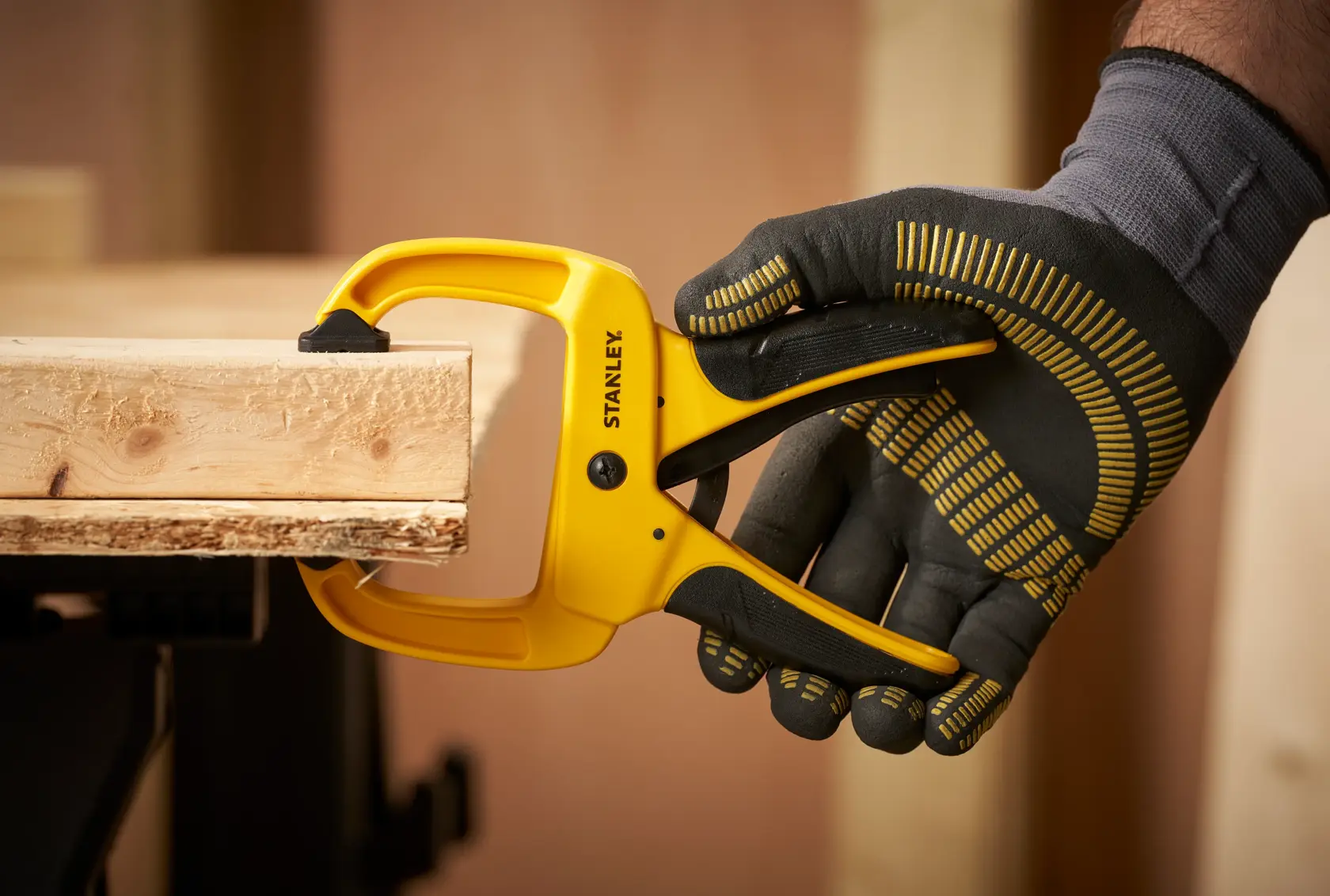 STANLEY STHT0-83199 morsetto giallo per fissare il legno, vista laterale ravvicinata.