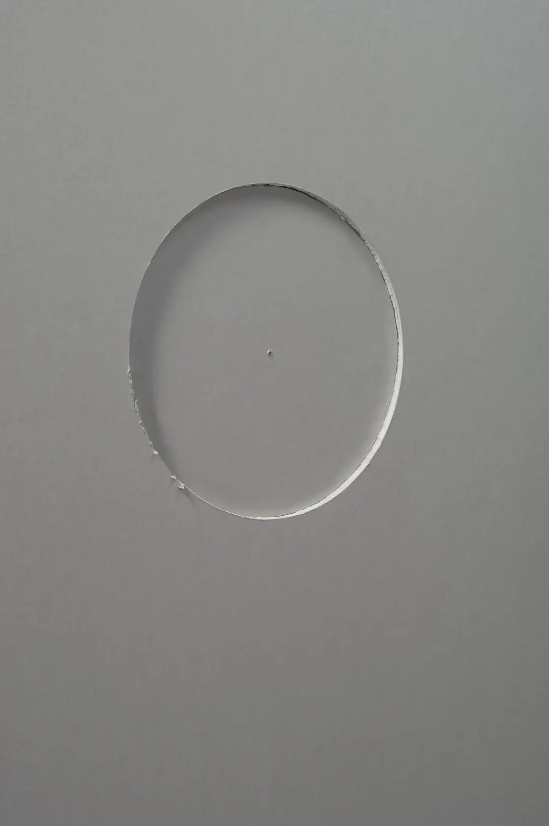 Cartongesso STANLEY STHT1-05878 con foro circolare pulito, vista dall'alto, bordi di taglio precisi.