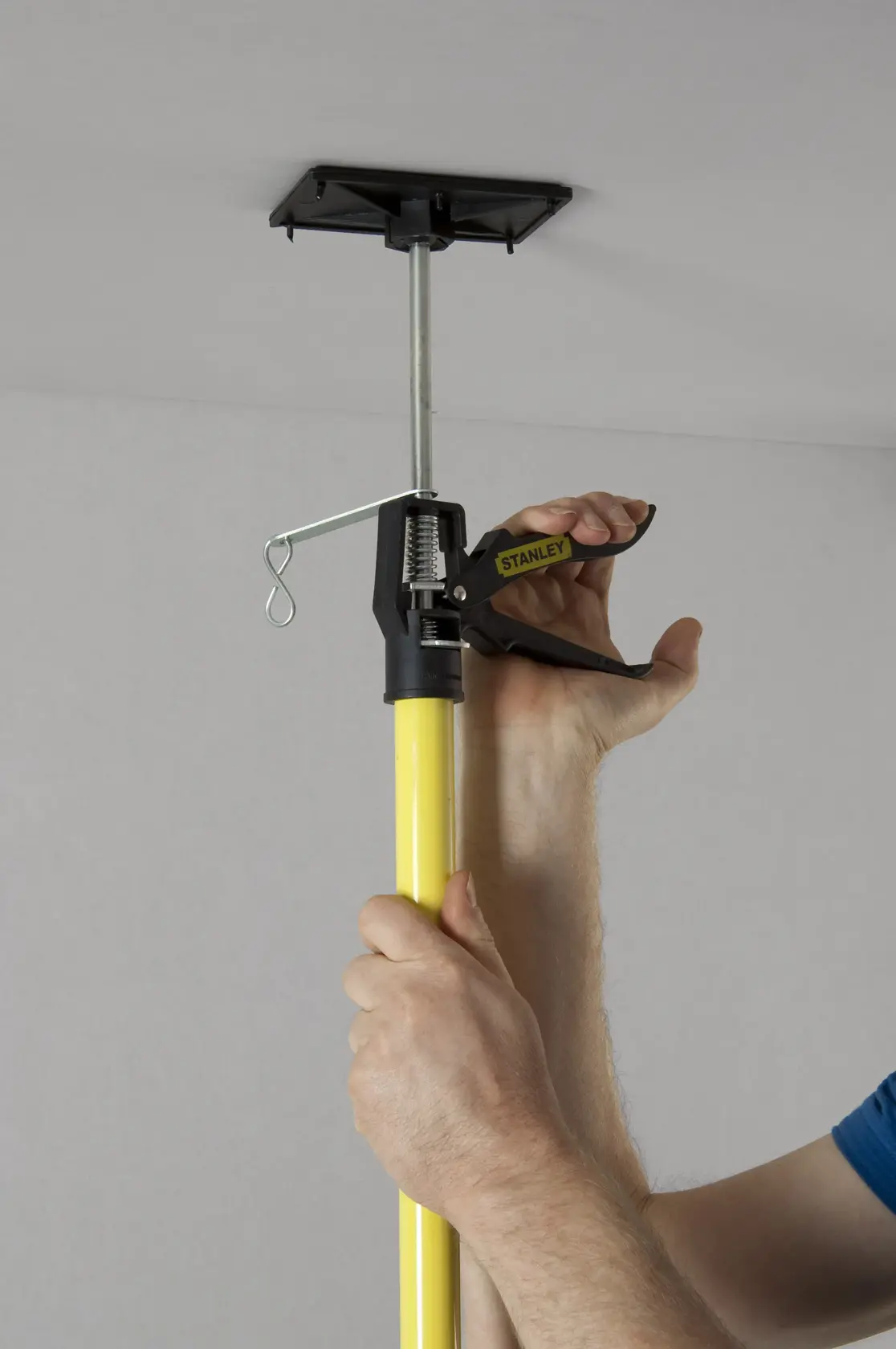 Foto della barra di supporto STANLEY STHT1-05932 usata per sostenere un soffitto, primo piano su manico e asta gialla.