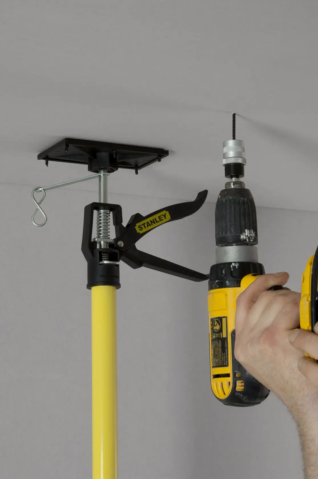 STANLEY STHT1-05932 asta di supporto regolabile per cartongesso in uso durante installazione del soffitto.