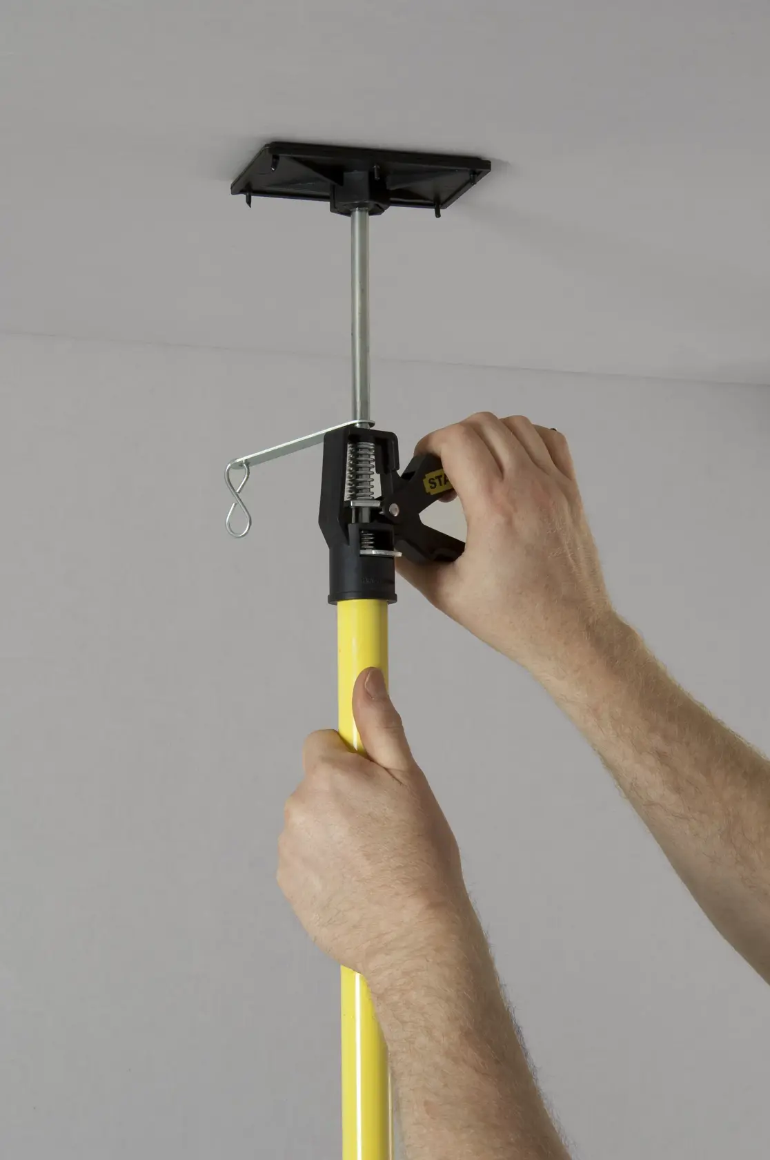 STANLEY STHT1-05932 asta telescopica di supporto per cartongesso regolata contro il soffitto.