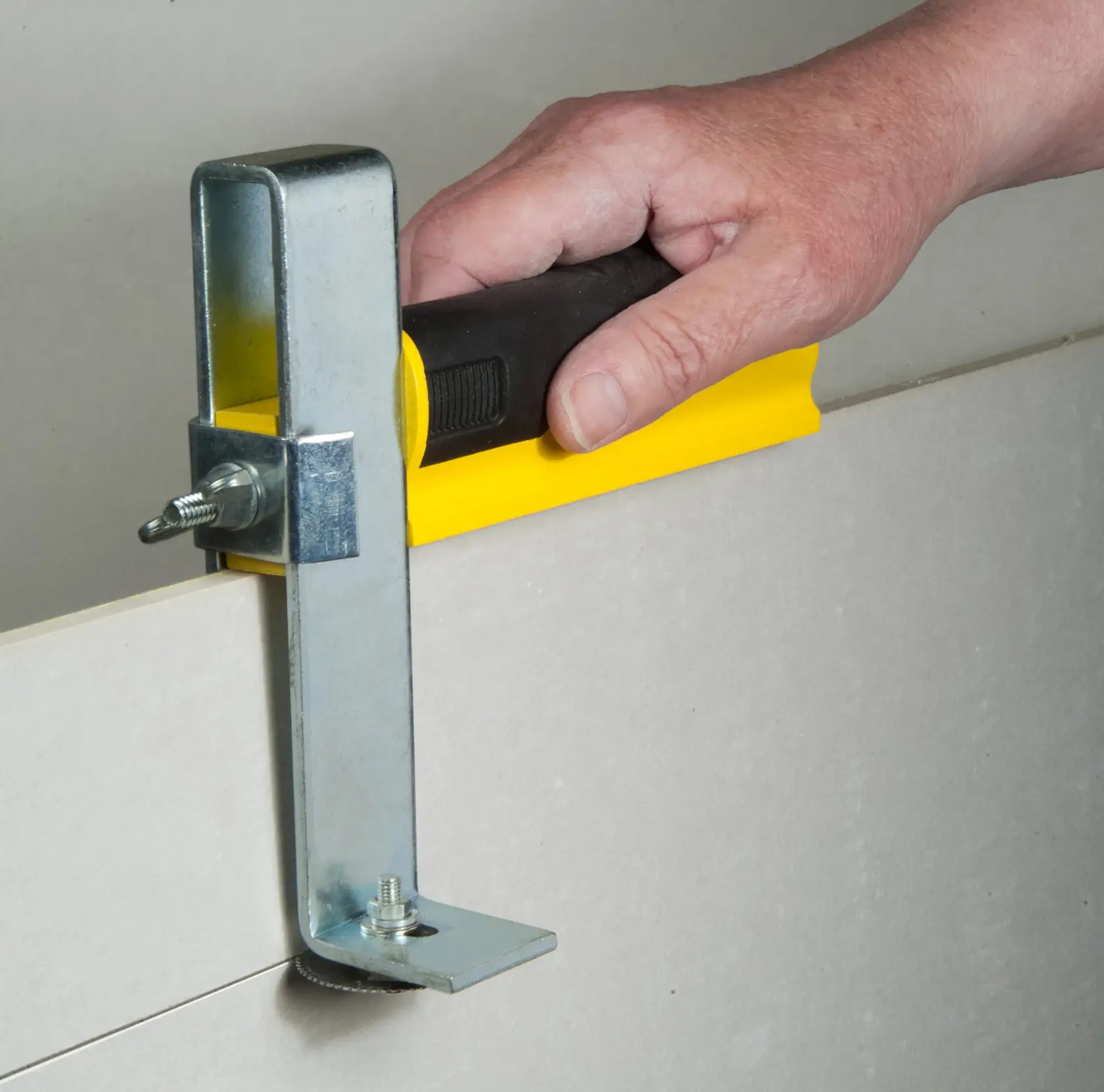 STANLEY STHT1-16069 utensile per taglio cartongesso con manico nero e giallo in uso.