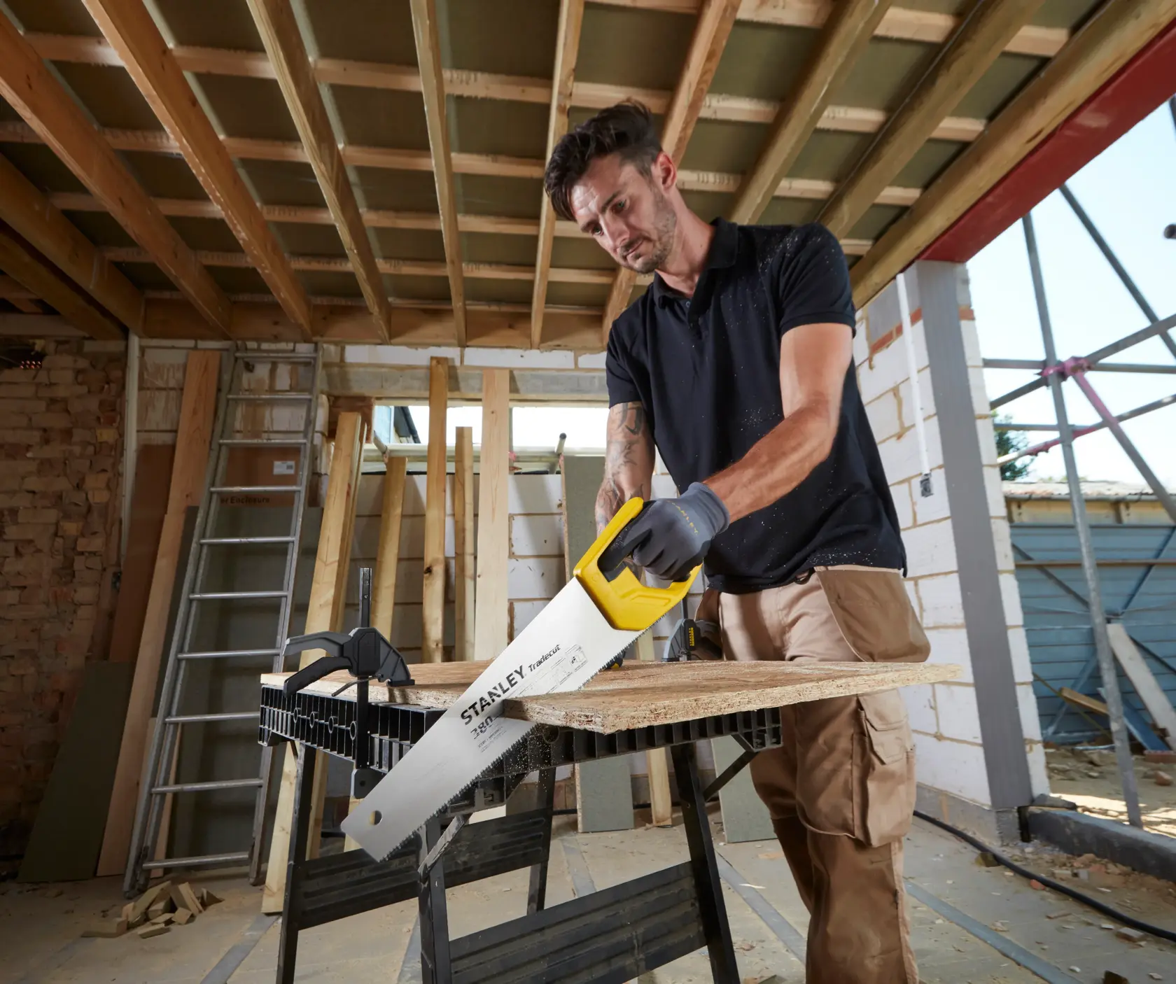 STANLEY STHT20348-1 seghetto manuale con manico giallo taglia asse di legno in cantiere.