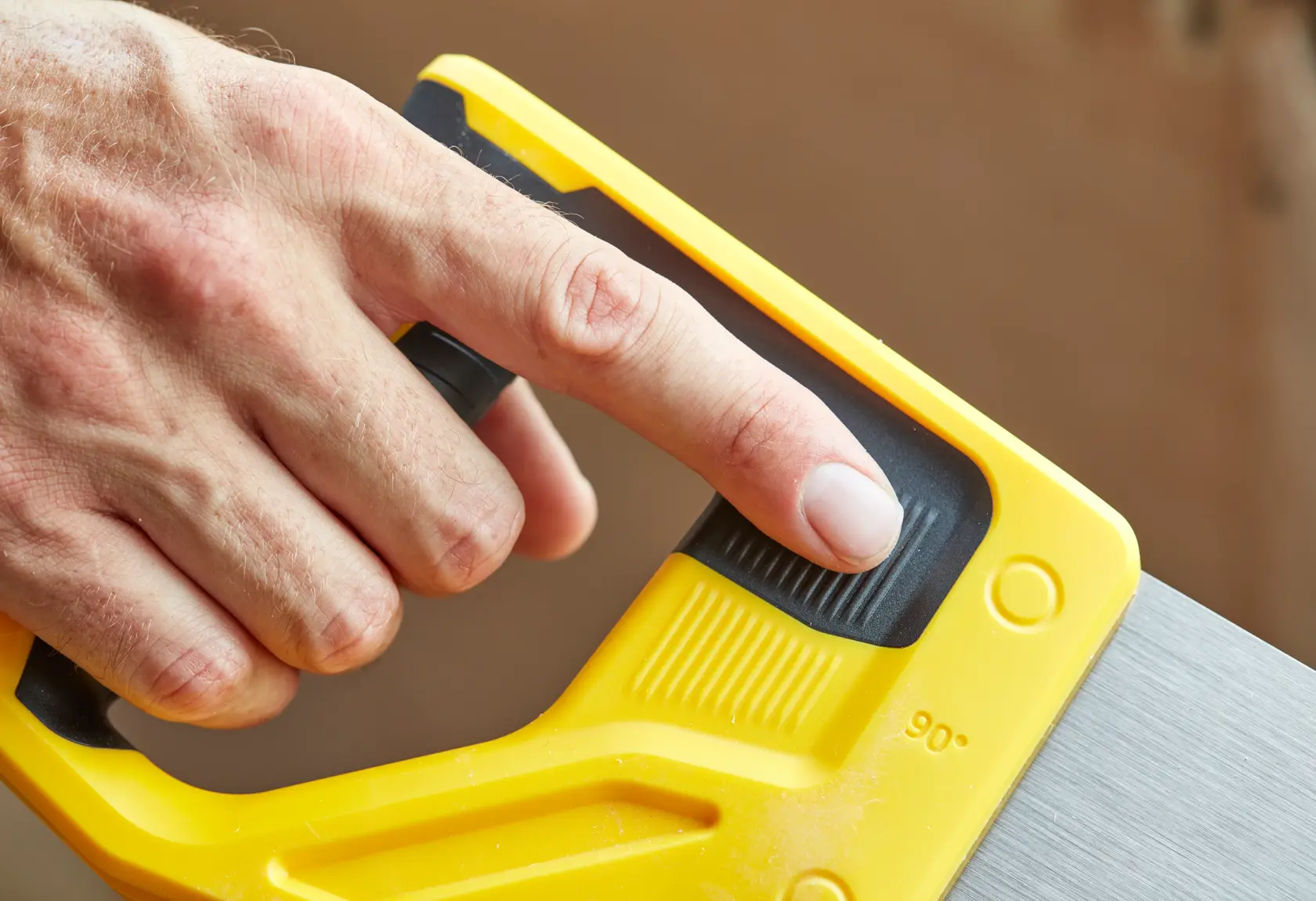 STANLEY STHT20350-1 dettaglio impugnatura sega manuale, presa in plastica gialla e nera, fotografia ravvicinata
