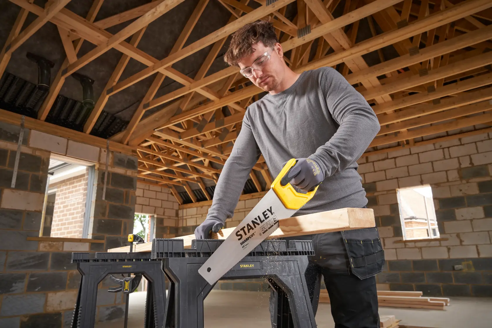 STANLEY STHT20366-1 sega a mano taglia legno su cavalletto, cantiere interno.