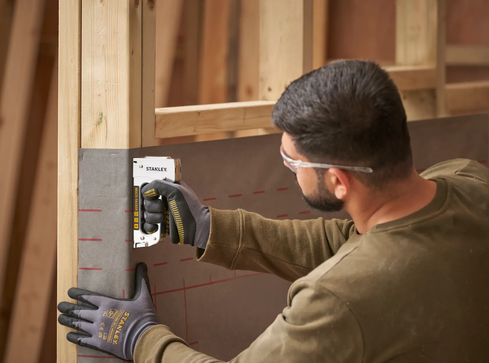 Stanley STHT6-70410 cucitrice pesante usata per fissare materiale a telaio in legno nel contesto edile.