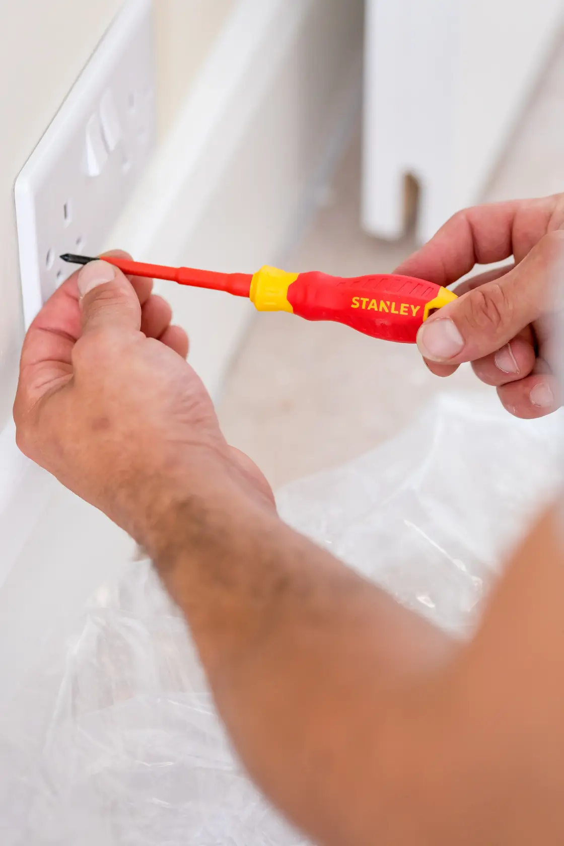 Foto del cacciavite isolato STANLEY STHT60031-0 utilizzato per installare una presa a muro.