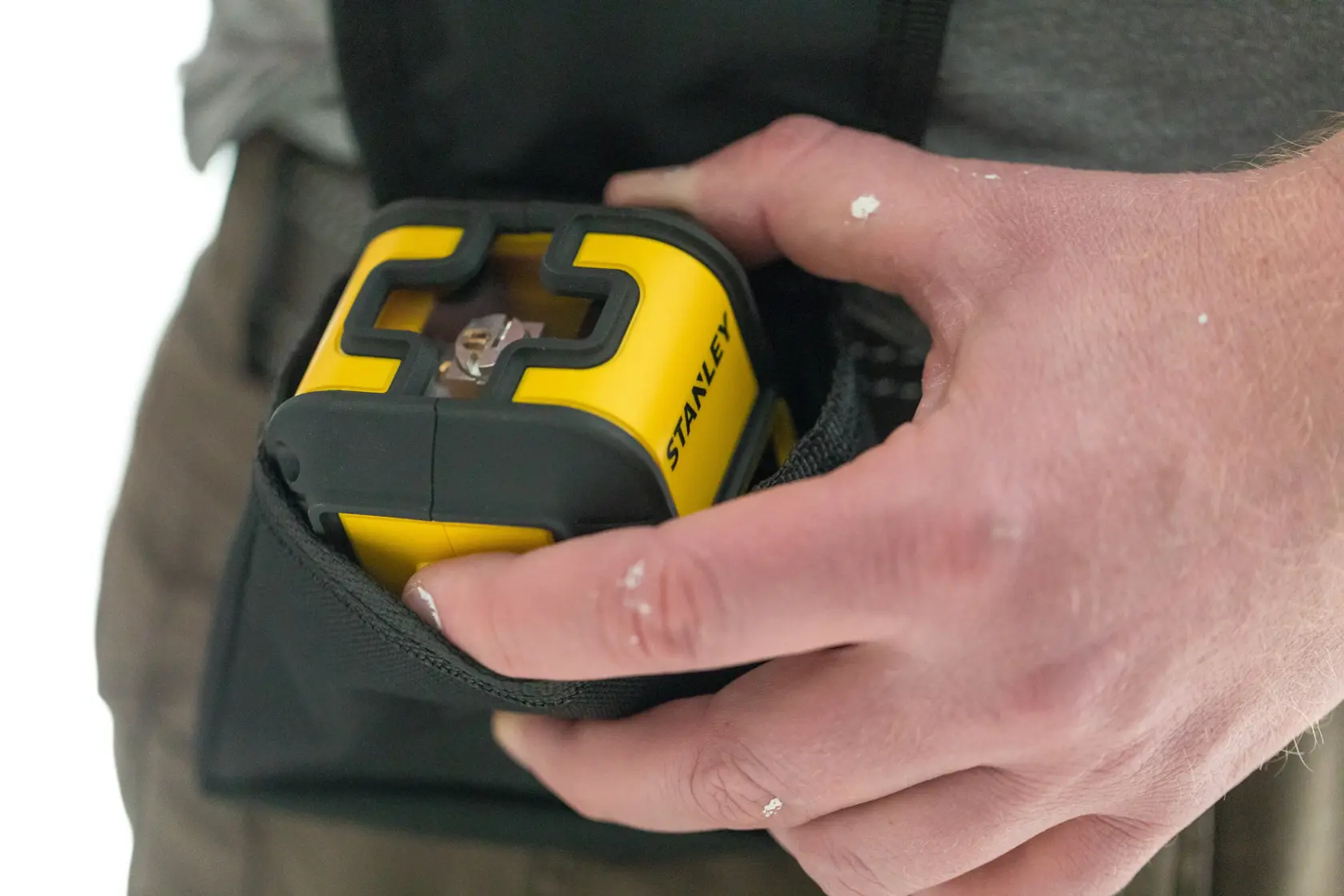 Foto del livello laser giallo e nero STANLEY STHT77499-1 riposto in una borsa degli attrezzi.