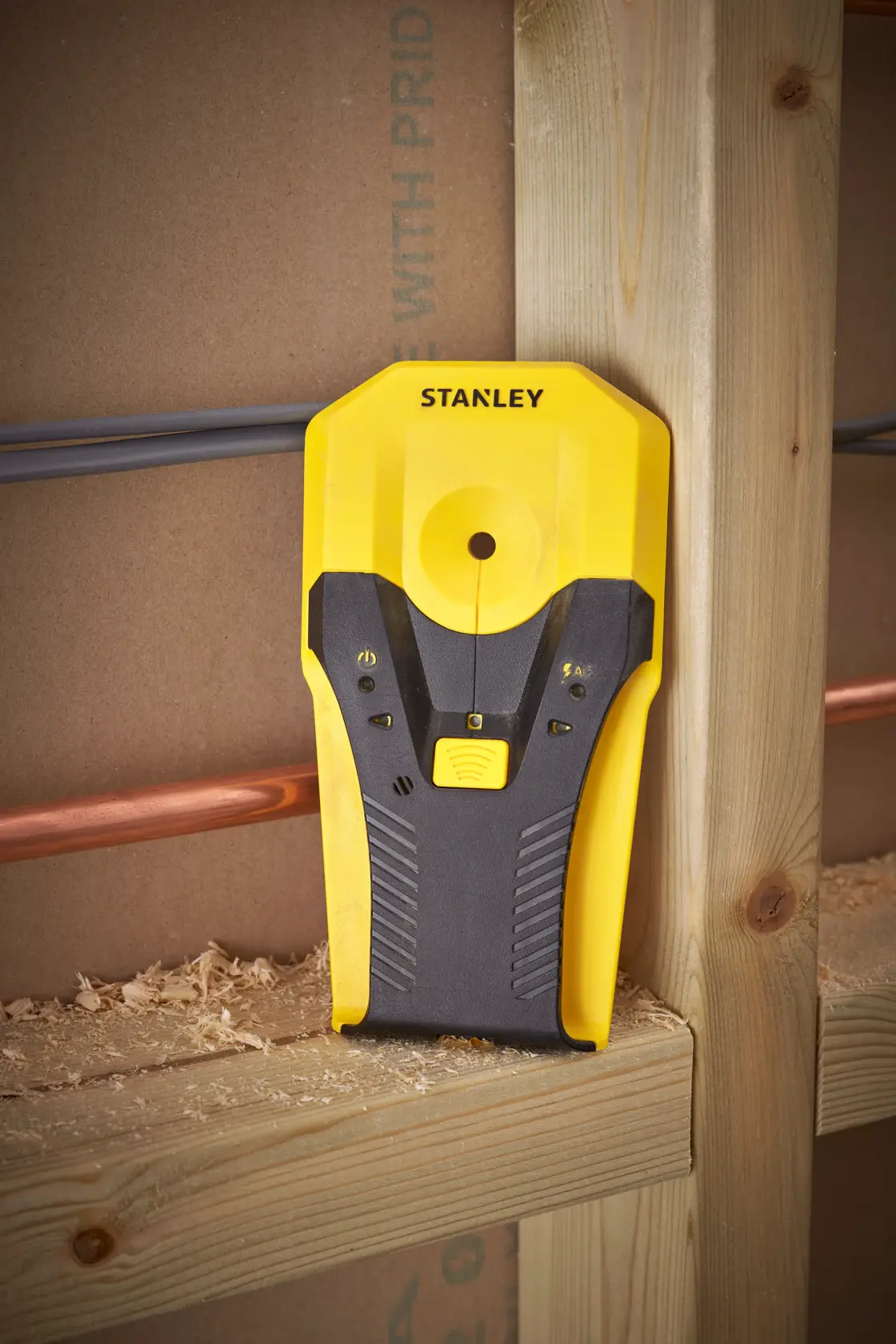 Stanley STHT77588-0 cerca montanti, giallo e nero, posizionato verticalmente su legno, fotografia.