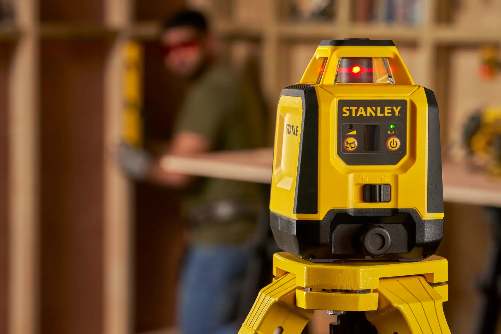 Foto del livello laser giallo STANLEY STHT77616-0 su treppiede per l’allineamento in costruzione.