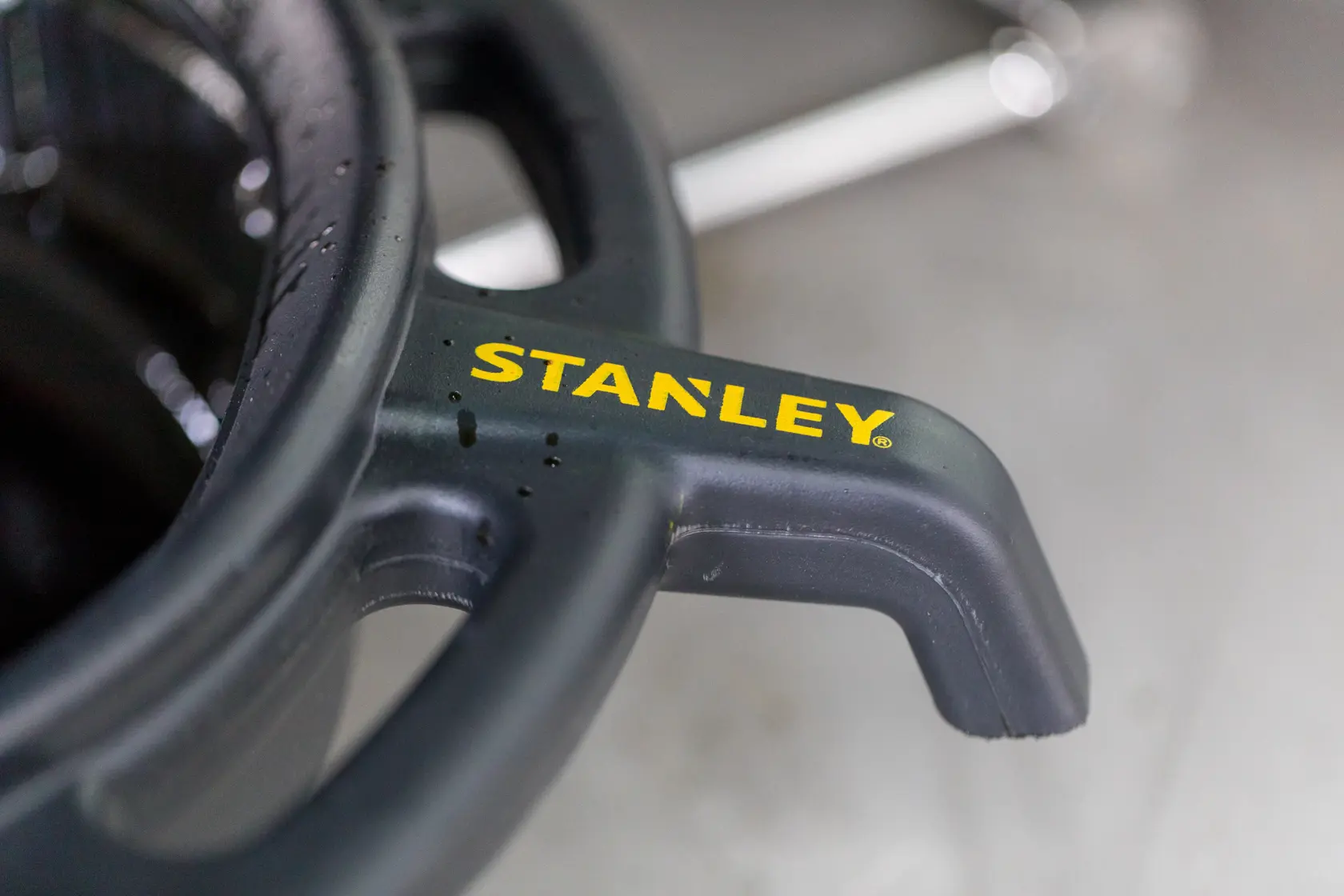 Foto del STANLEY STHT80878-1 manico in plastica nera con logo STANLEY giallo, vista ravvicinata.