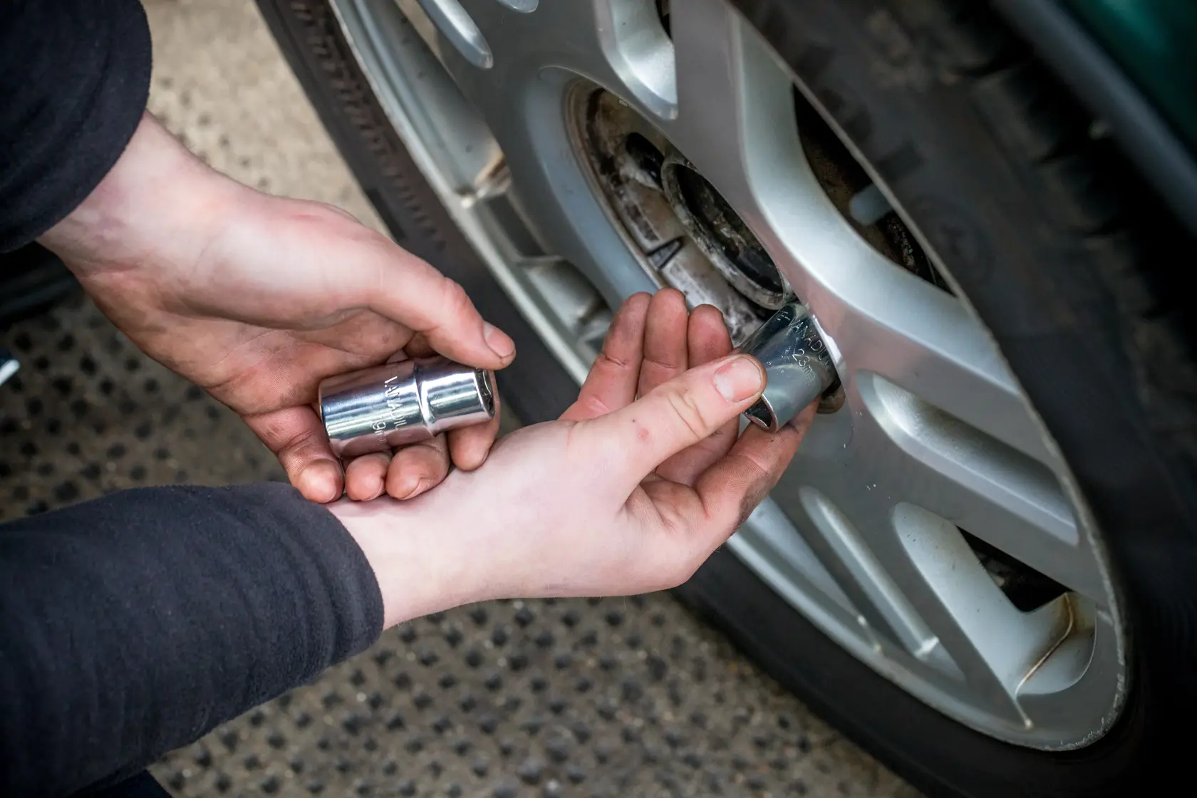 Bussola STANLEY STHT80890-0 utilizzata per rimuovere il dado della ruota da uno pneumatico auto.