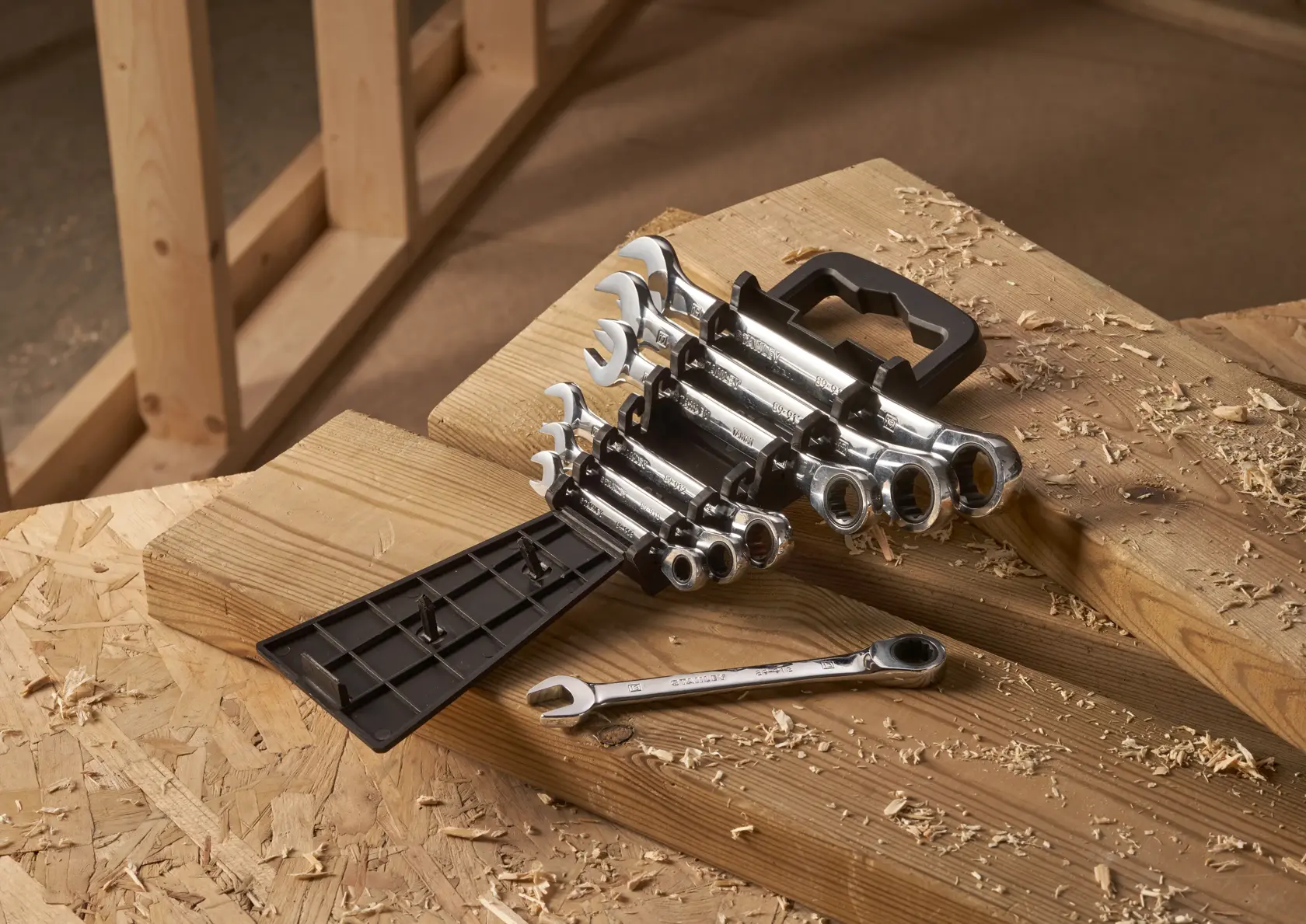 STANLEY STMT82846-0 set di chiavi a cricchetto piatte, 7 pezzi, su banco da lavoro in legno, vista angolata.