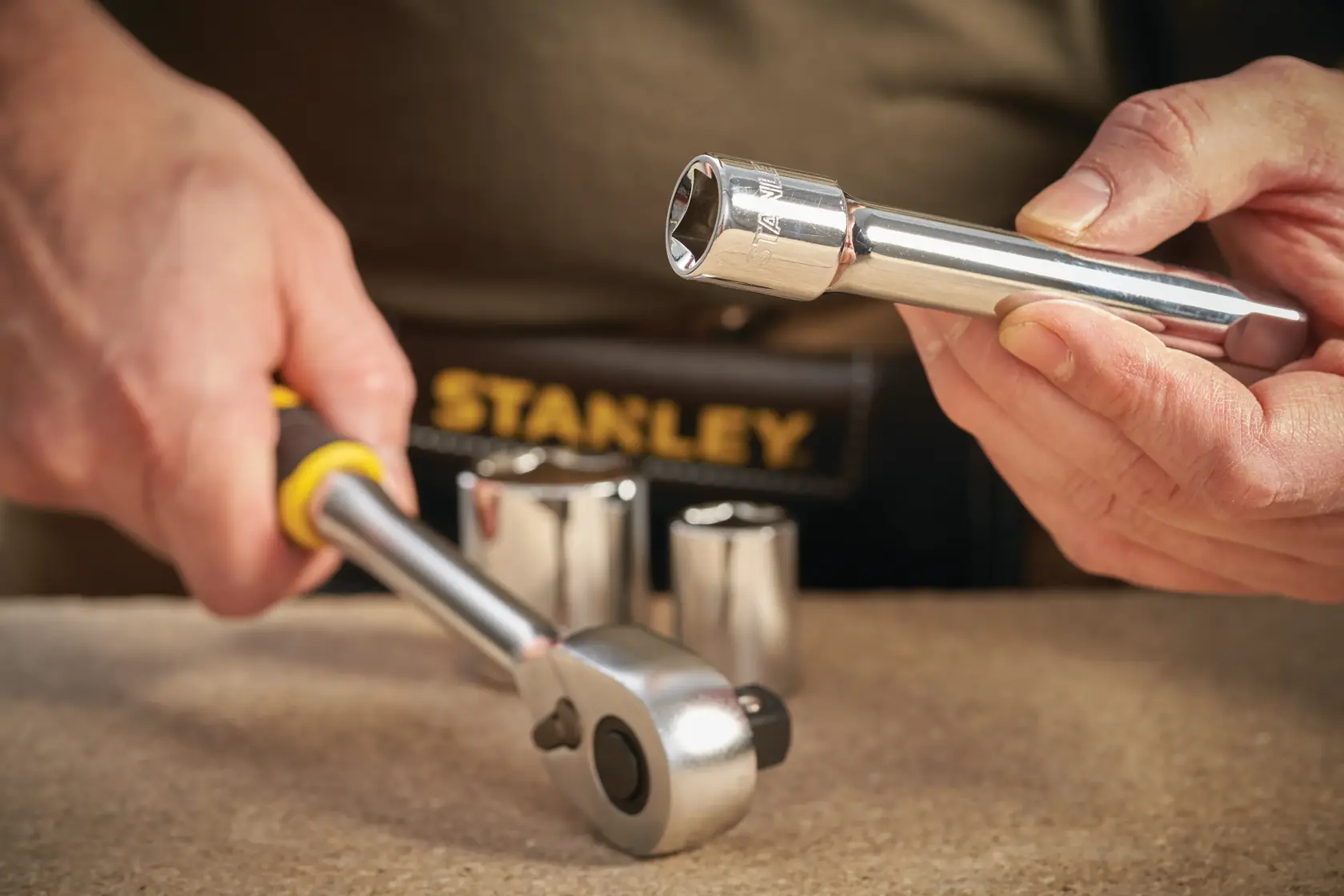 Stanley STMT86407-0 set di chiavi a bussola su tavolo, primo piano, con bussole cromate e cricchetto.