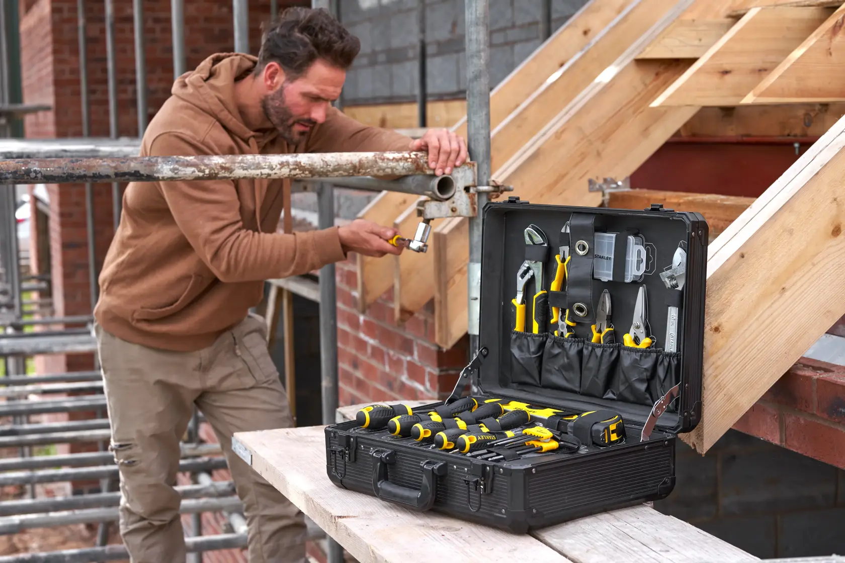 Valigia manutenzione STANLEY STMT98109-1 aperta con 142 utensili su tavolo da cantiere.