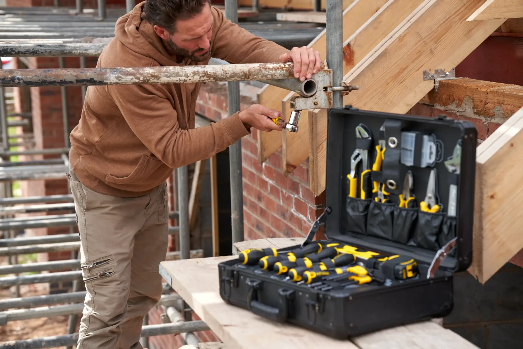 Valigetta manutenzione STANLEY STMT98109-1 142 PCS aperta in cantiere, utensili usati da lavoratore.