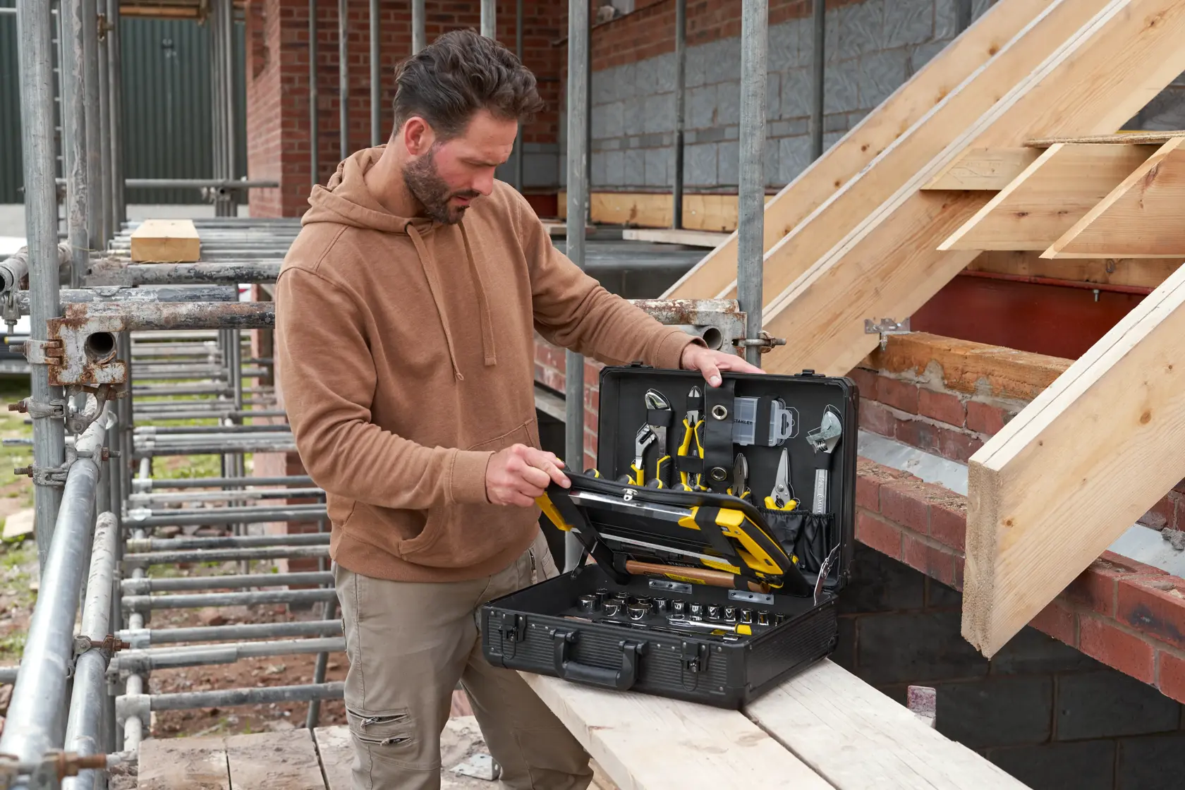 Valigetta manutenzione STANLEY STMT98109-1 con 142 utensili aperta in cantiere, utensili ordinati visibili.