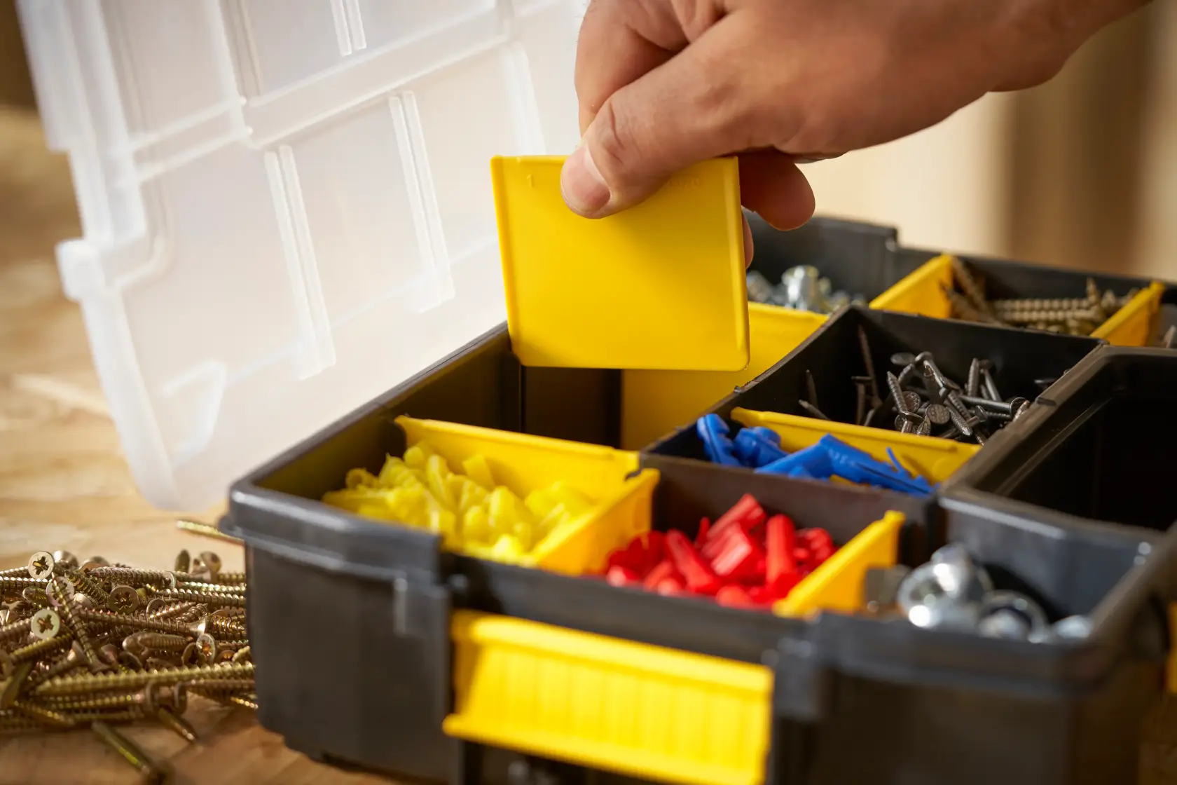 STANLEY STST1-70720 organizer box primo piano con scomparti per viti, bulloni e tasselli colorati.