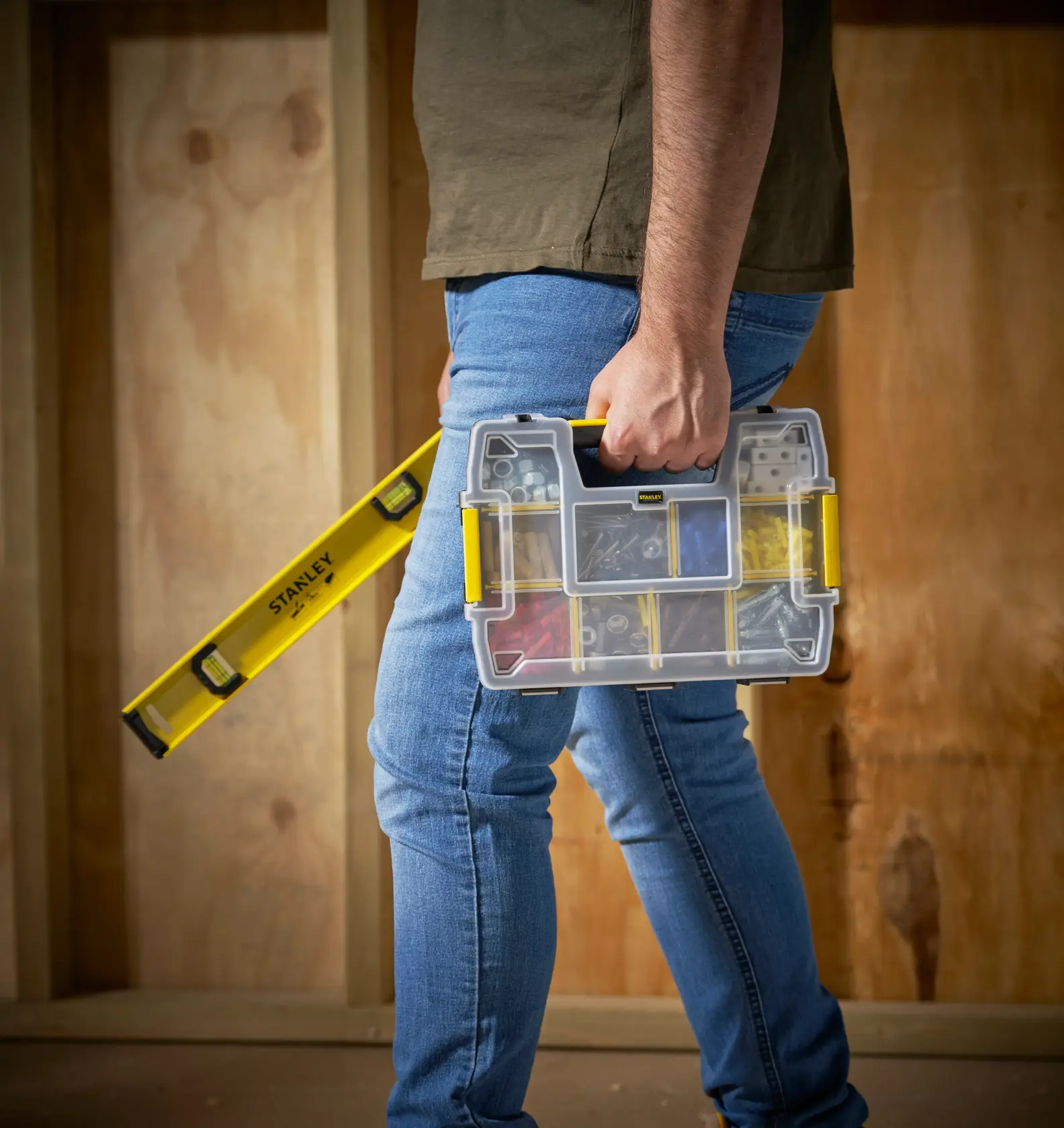 STANLEY STST1-70720 scatola organizer con dettagli gialli tenuta da persona, vicino a livello STANLEY.