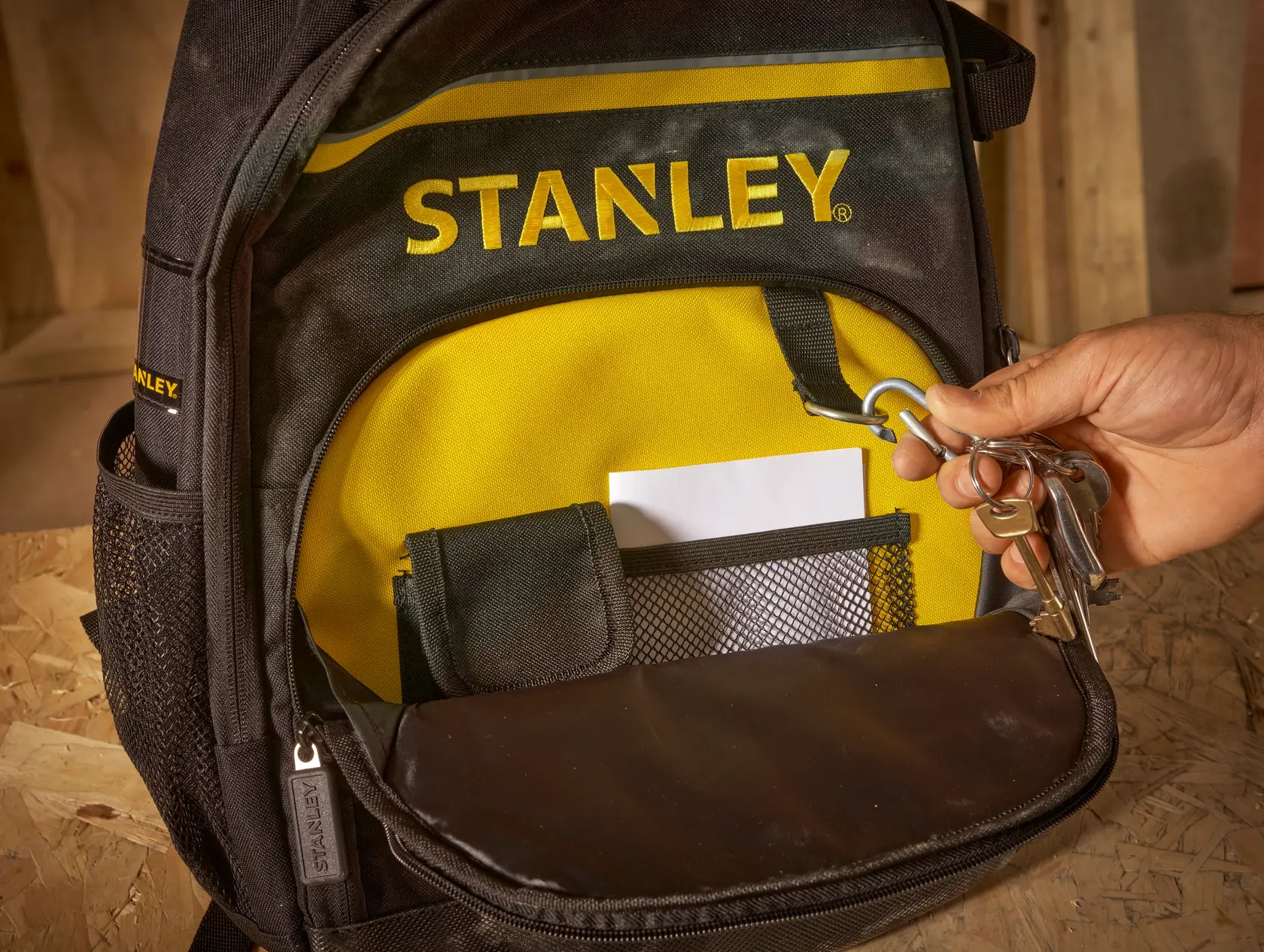 STANLEY STST1-72335 zaino tasca frontale con portachiavi, tasca a rete e fodera gialla, foto ravvicinata