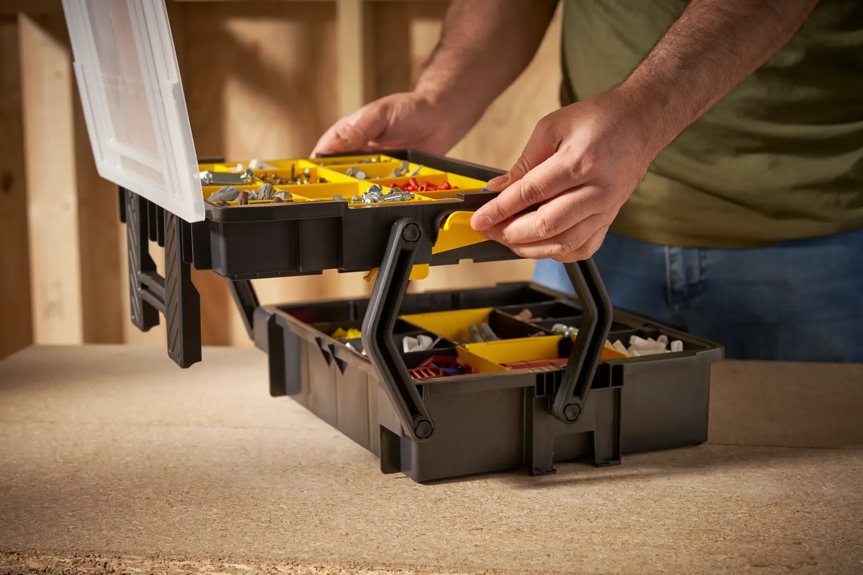 STANLEY STST1-75540 organizer con scomparti gialli, mostrato aperto su un banco da lavoro.