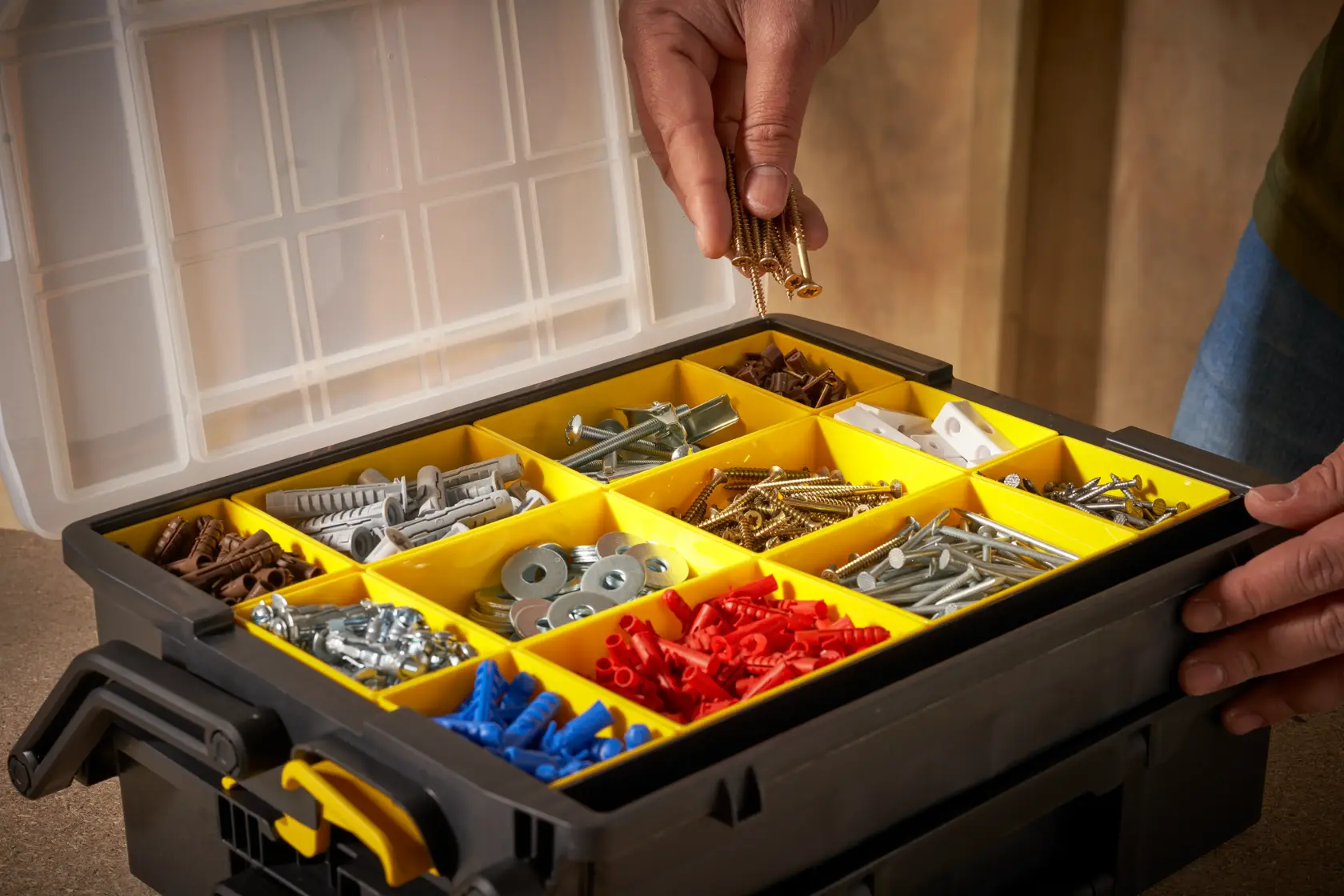 STANLEY STST1-75540 contenitore organizer con scomparti gialli e fissaggi assortiti, foto dall’alto.