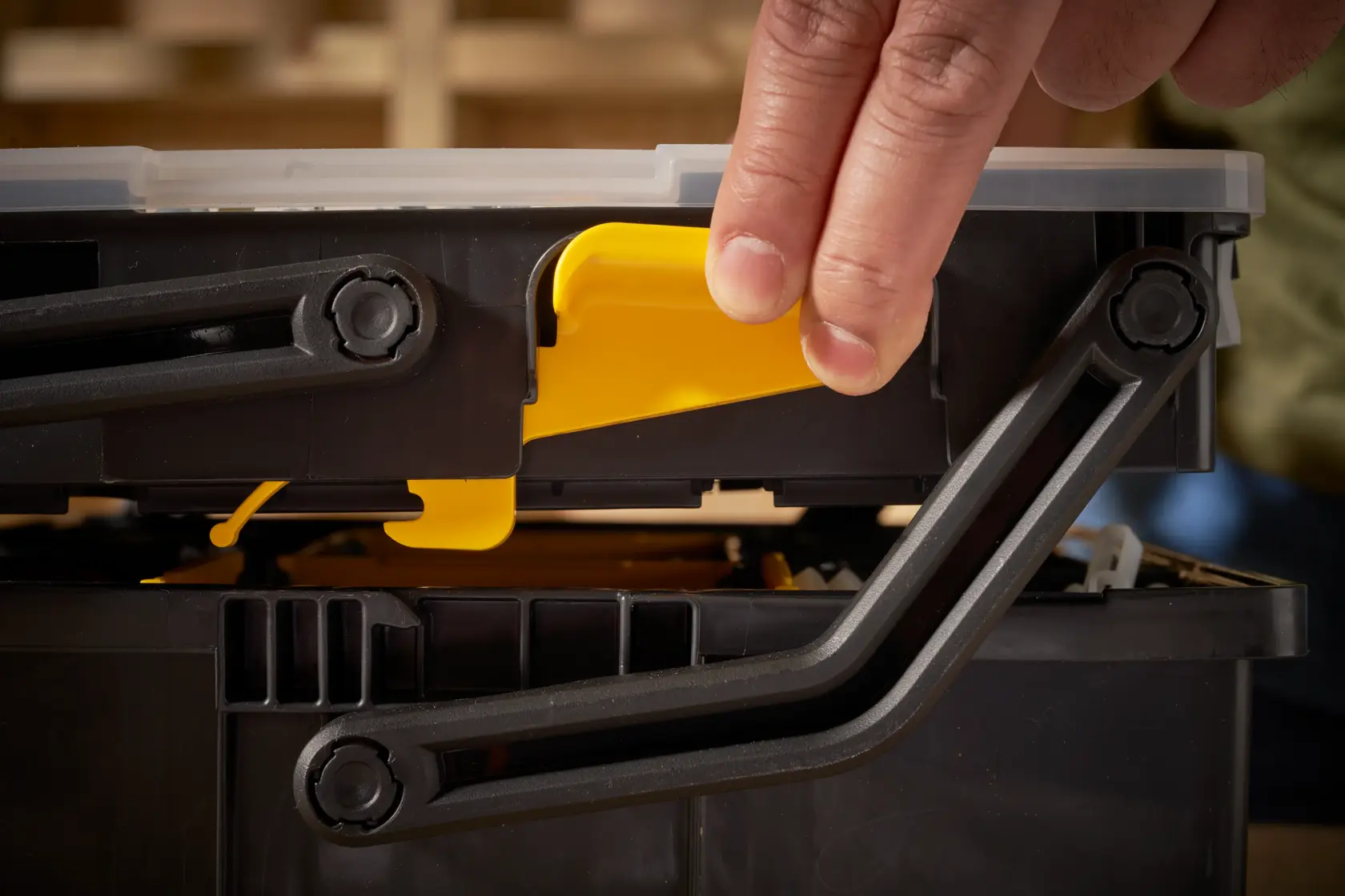 STANLEY STST1-75540 cassetta degli attrezzi primo piano con chiusura gialla in azione.