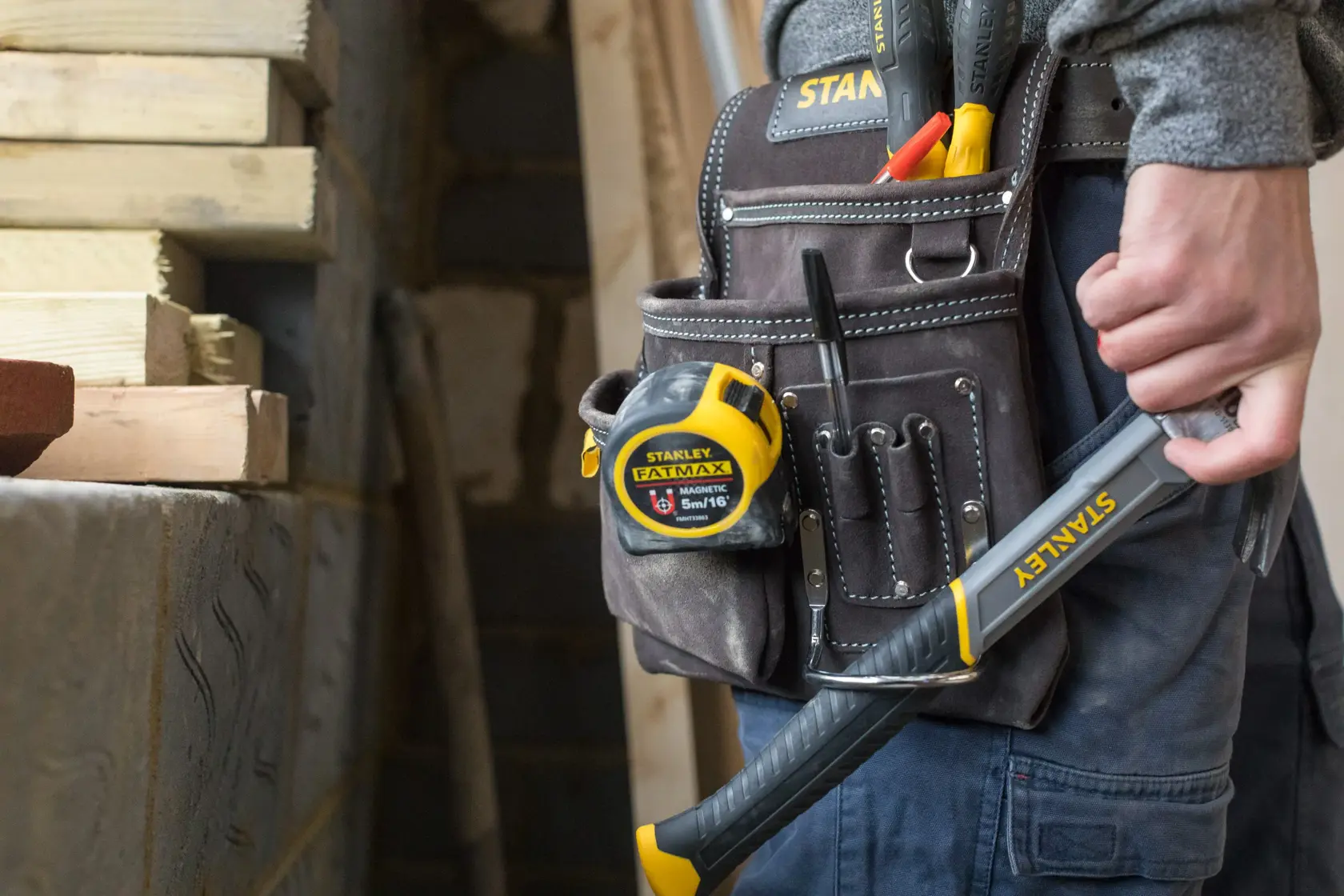 STANLEY STST1-80114 cintura porta attrezzi con metro, utensili e martello in cantiere.